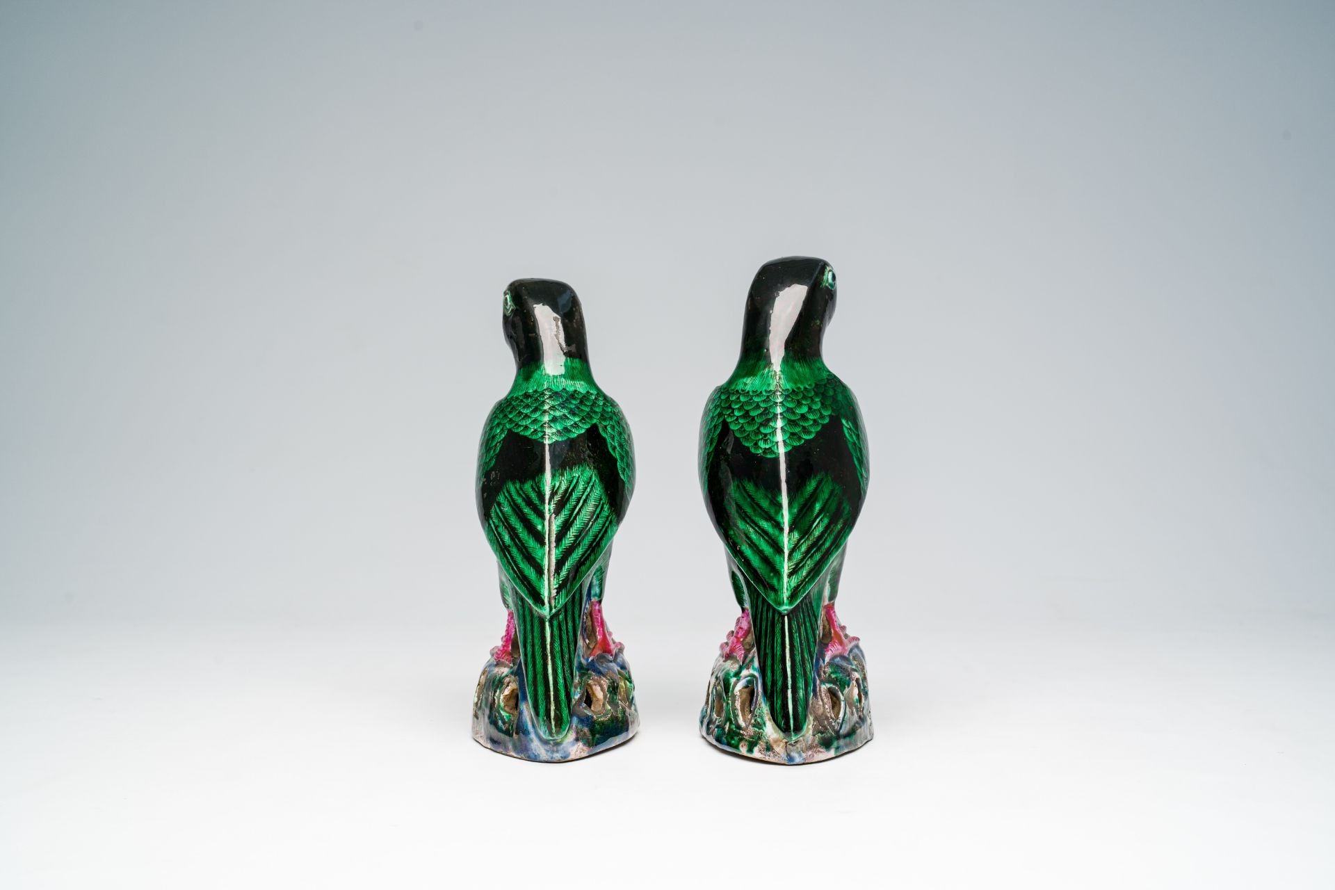 A pair of Chinese polychrome models of parrots, 19th/20th C. - Bild 6 aus 8