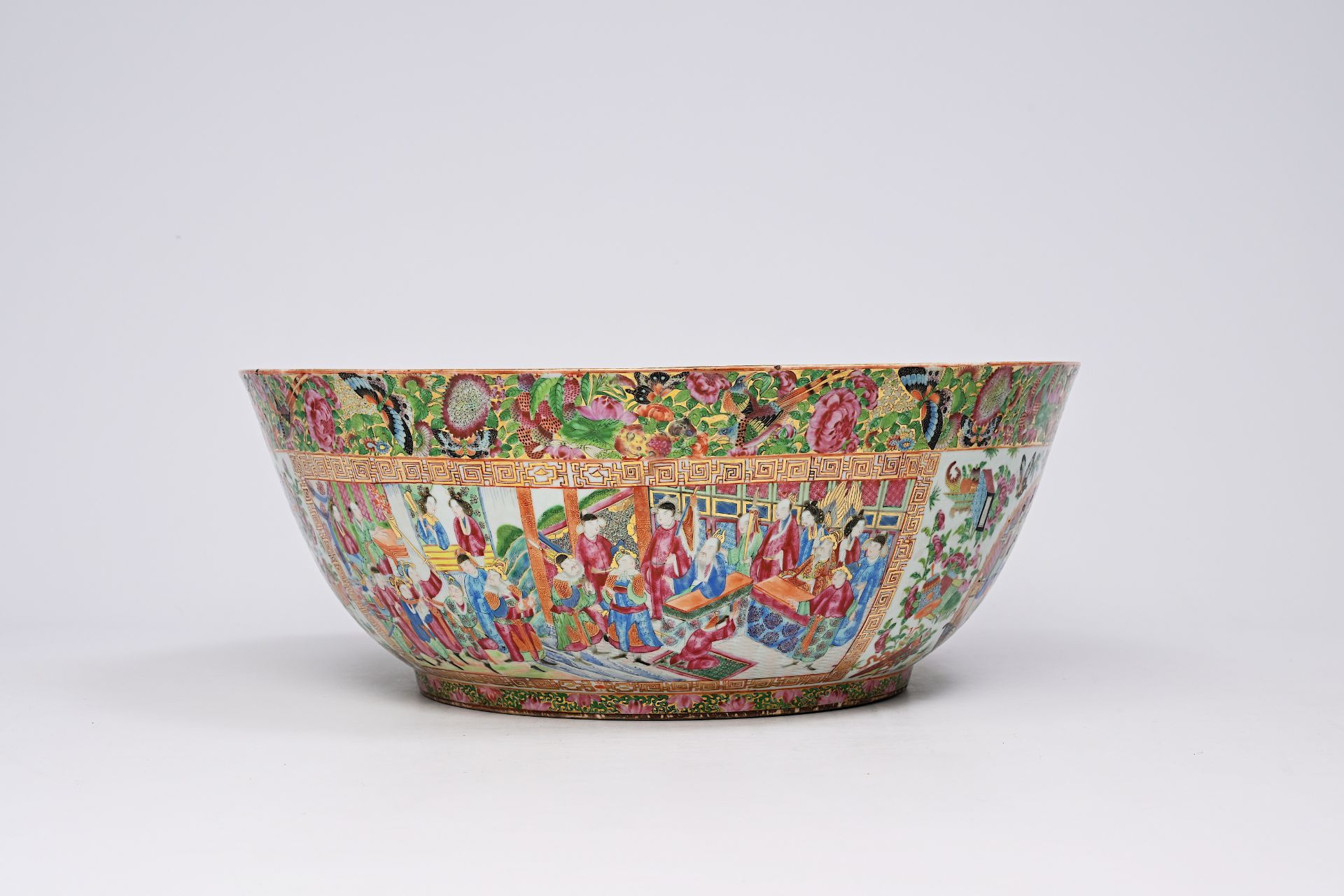 An imposing Chinese Canton famille rose bowl with palace scenes, antiquities and floral design, 19th - Bild 2 aus 10