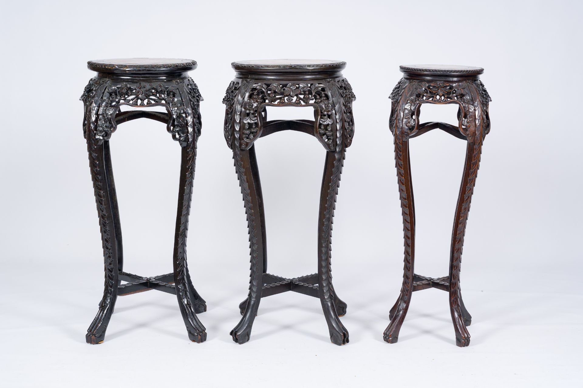 Three Chinese reticulated hardwood stands with marble tops, 20th C. - Bild 3 aus 7