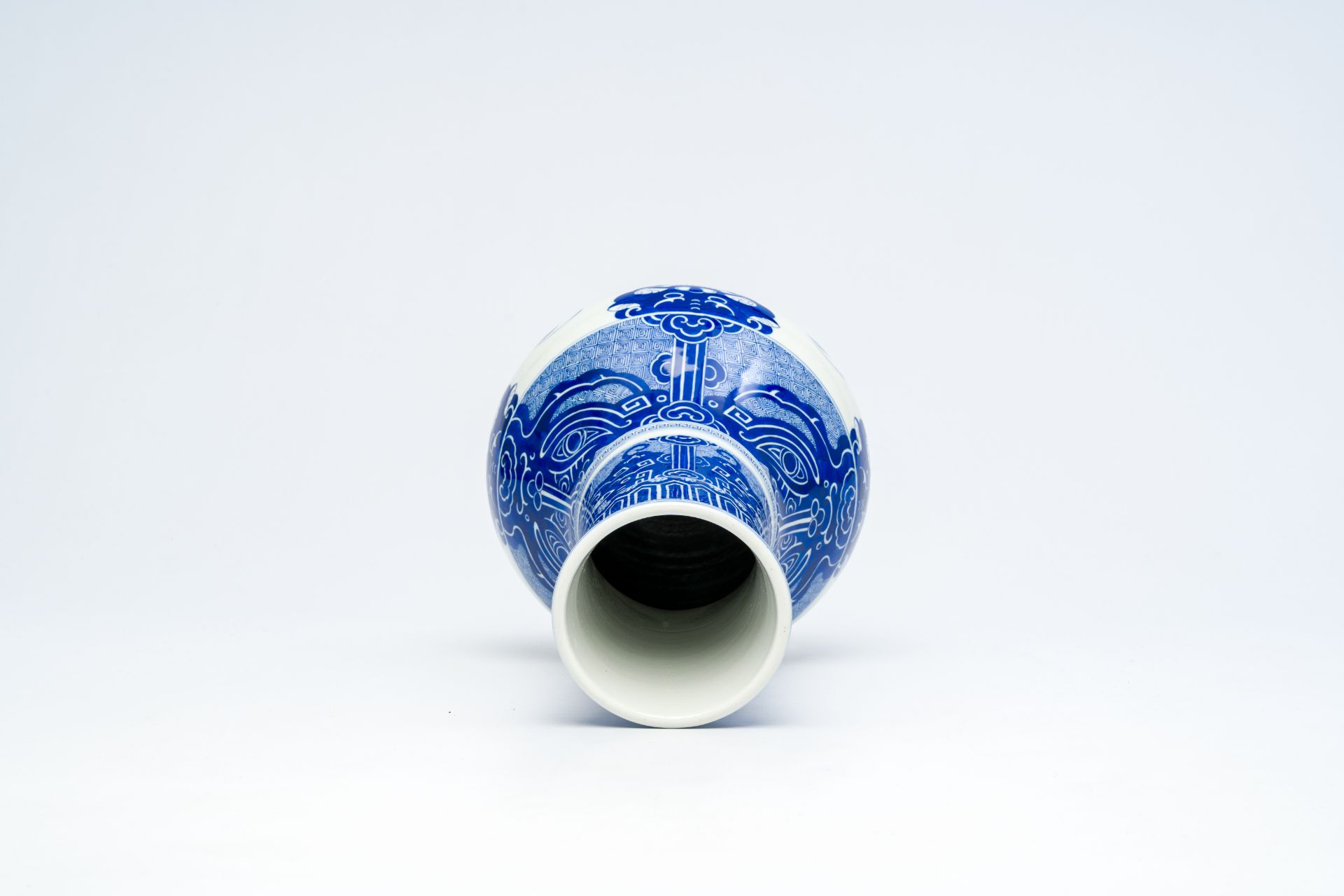 A Chinese peer-shaped blue and white 'taotie masks' vase, 20th C. - Image 5 of 6