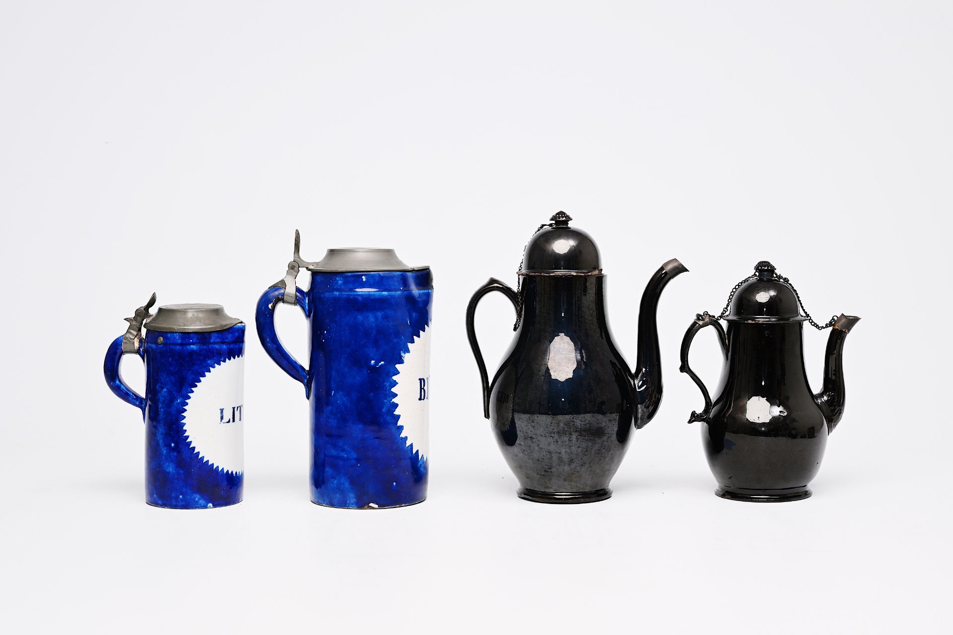 Seven blue and white Brussels faience beer mugs and two black-glazed Namur pottery ewers, 18th/19th - Bild 4 aus 15