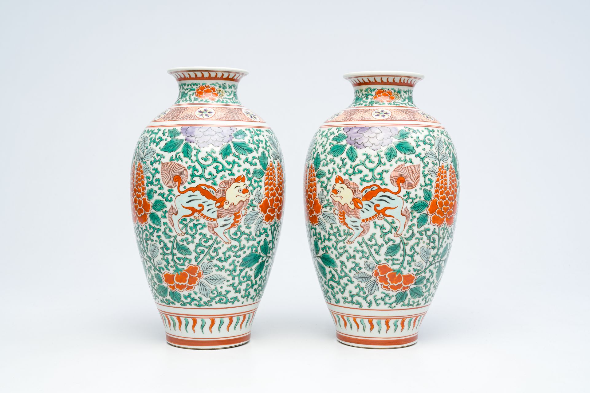 A pair of Japanese wucai style 'peony and Buddhist lions' vases, Meiji, ca. 1900 - Bild 3 aus 6