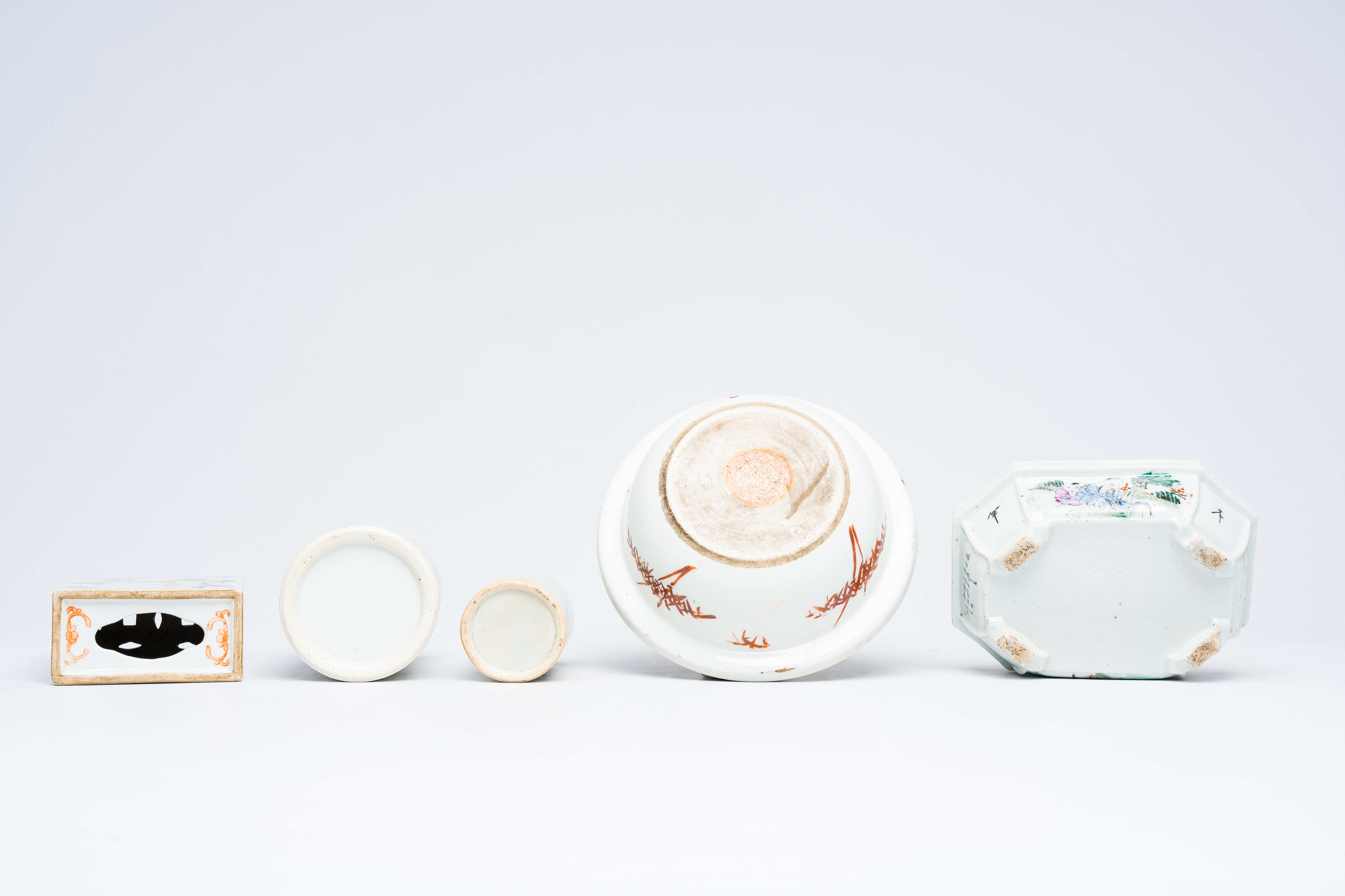 A varied collection of Chinese qianjiang cai and famille rose porcelain, 19th/20th C. - Image 14 of 14