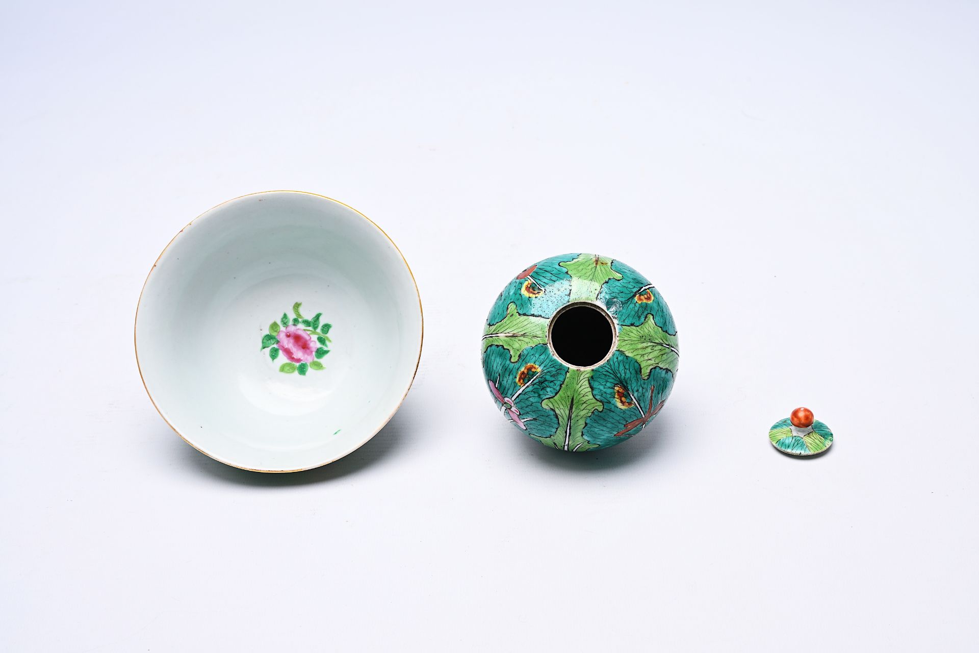 A Chinese Canton famille rose bowl for the Thai market and a 'cabbage' jar and cover, 19th C. - Bild 7 aus 7