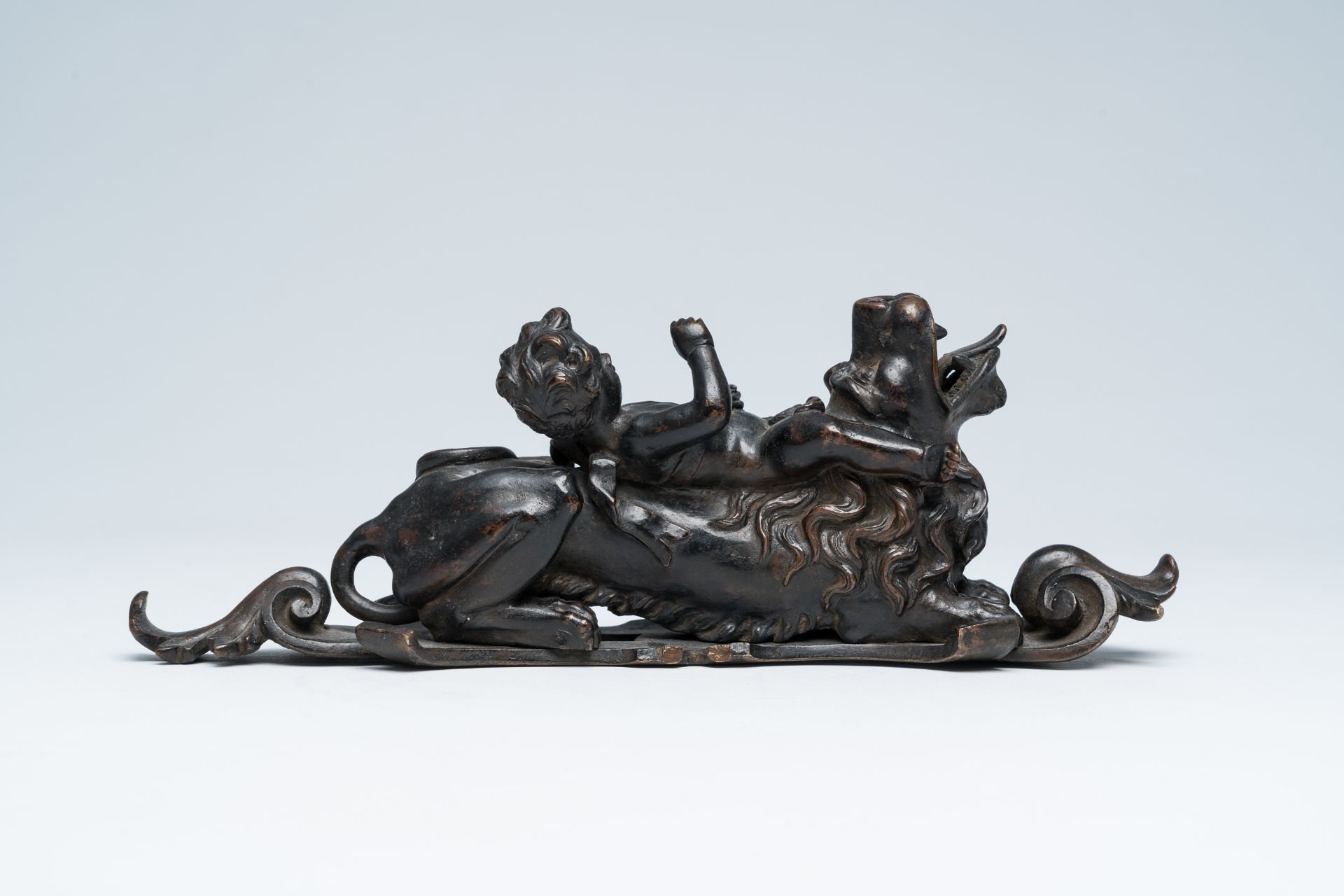 A Flemish patinated bronze door knocker with a jolly putto on a lion, presumably Antwerp, early 18th - Bild 4 aus 8