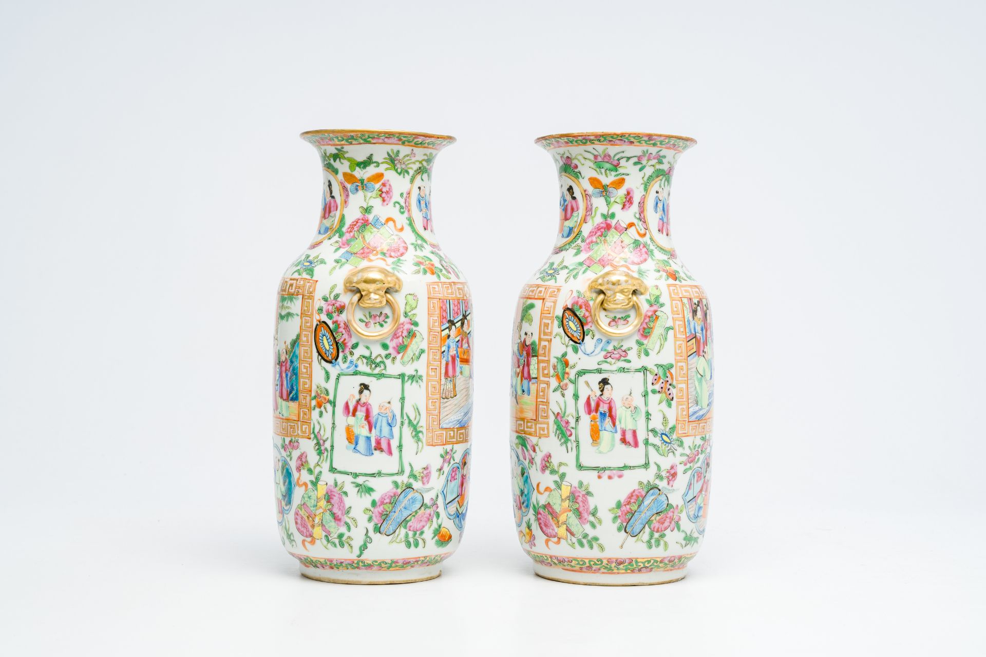 A pair of Chinese Canton famille rose vases with palace scenes and floral design, 19th C. - Bild 4 aus 6