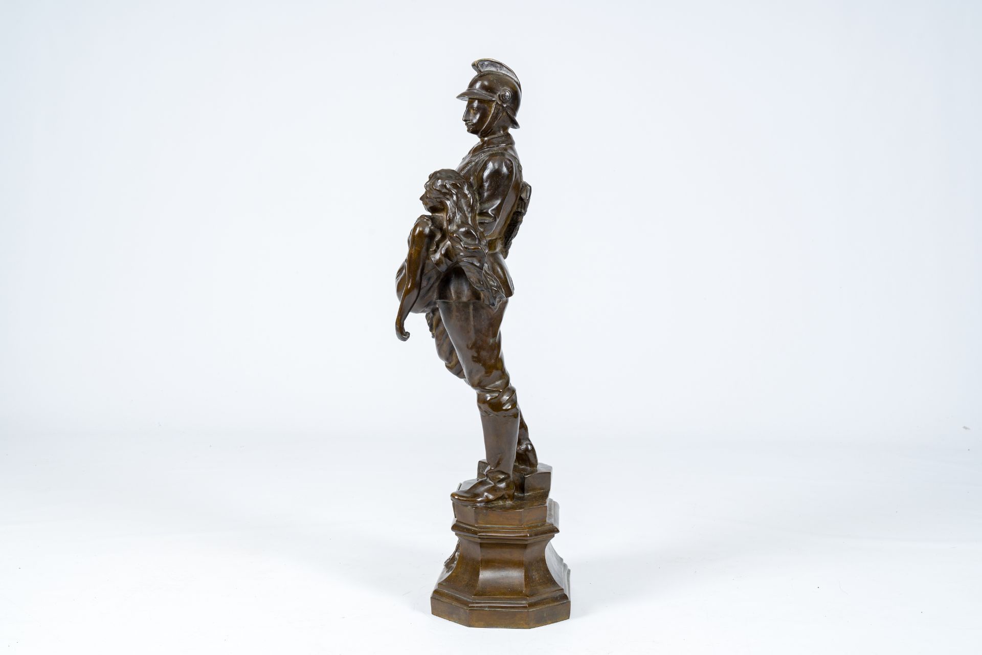 Charles Jean-Baptiste Van Pottelsberghe (1853-1902): The fireman, brown patinated bronze, with dedic - Bild 3 aus 9