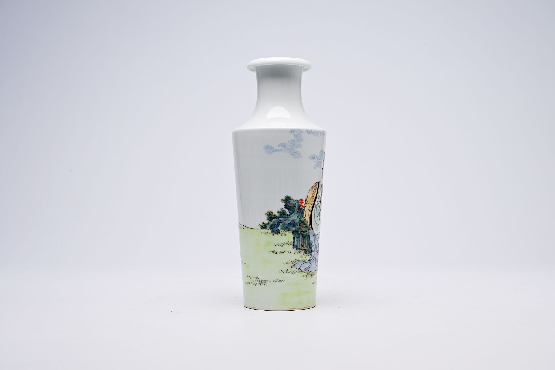 A Chinese famille rose 'scholar and student' vase, Shende Tang Zhi mark, 20th C. - Bild 3 aus 6