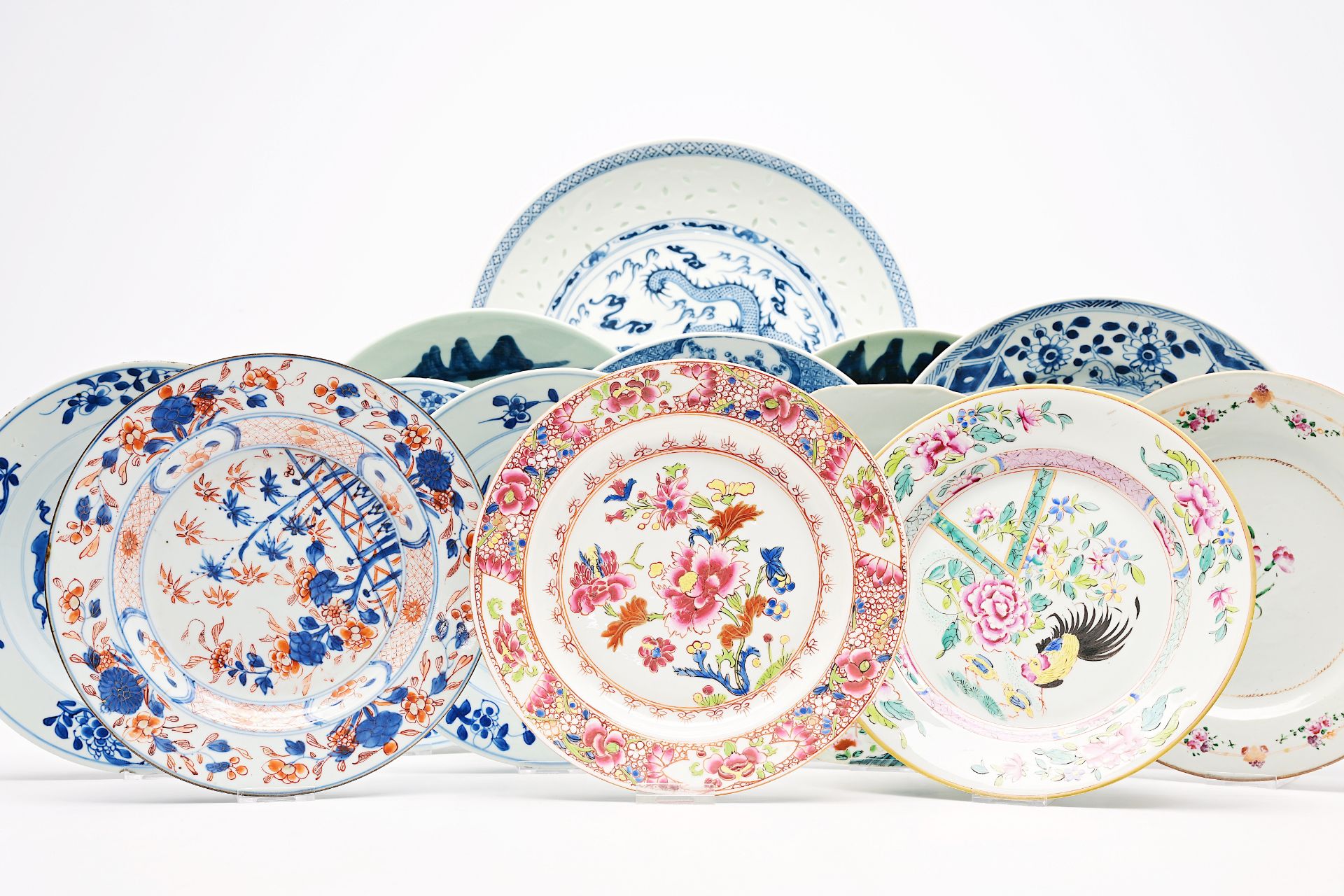 A varied collection of Chinese blue, white, famille rose, Imari style and Samson porcelain plates an - Bild 2 aus 11