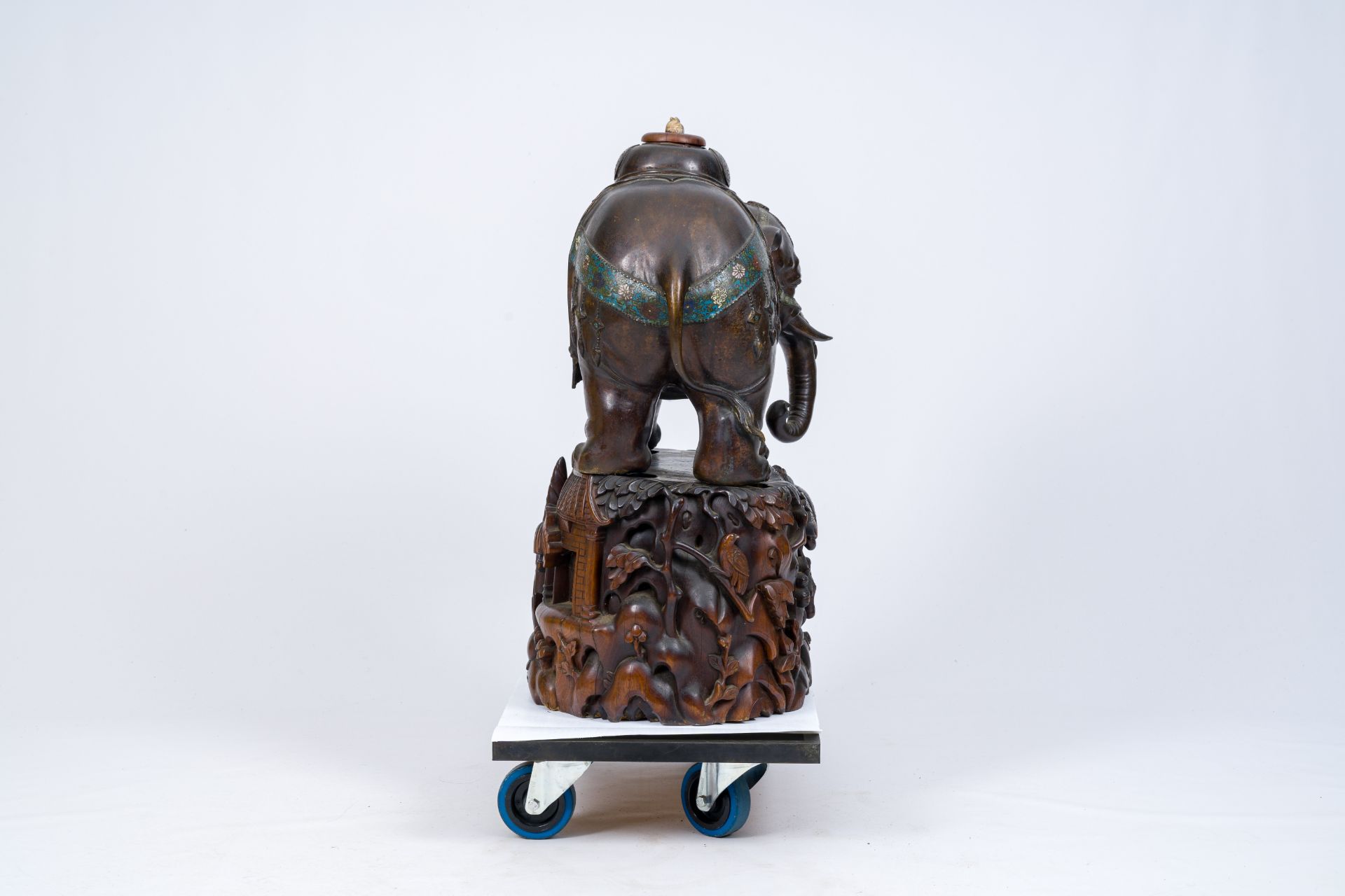 A large Japanese bronze and champleve enamel elephant on a carved wood base, Meiji, 19th C. - Bild 5 aus 11