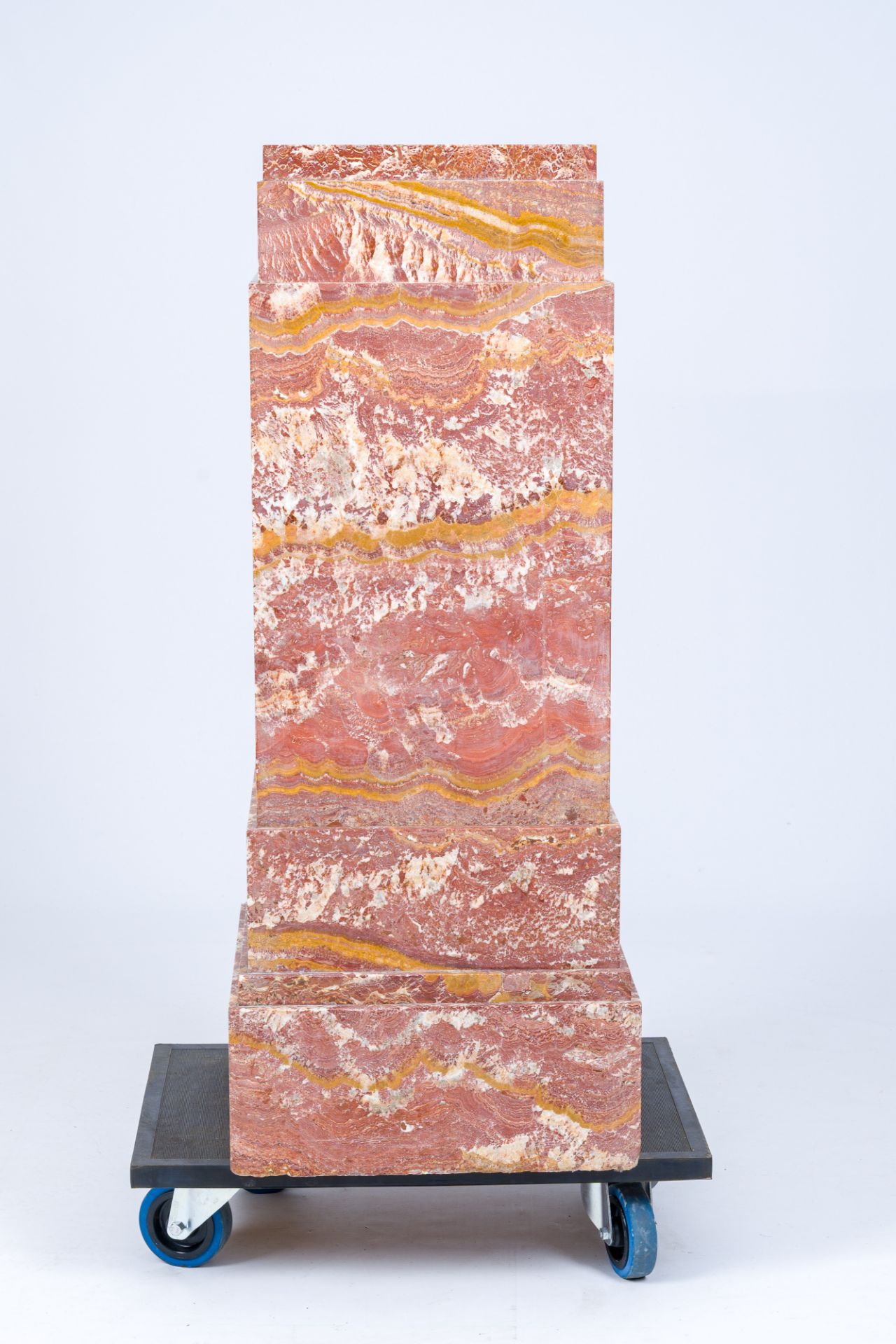 An impressive Belgian red marble Art Deco pedestal, Belgium, ca. 1925 - Bild 2 aus 6