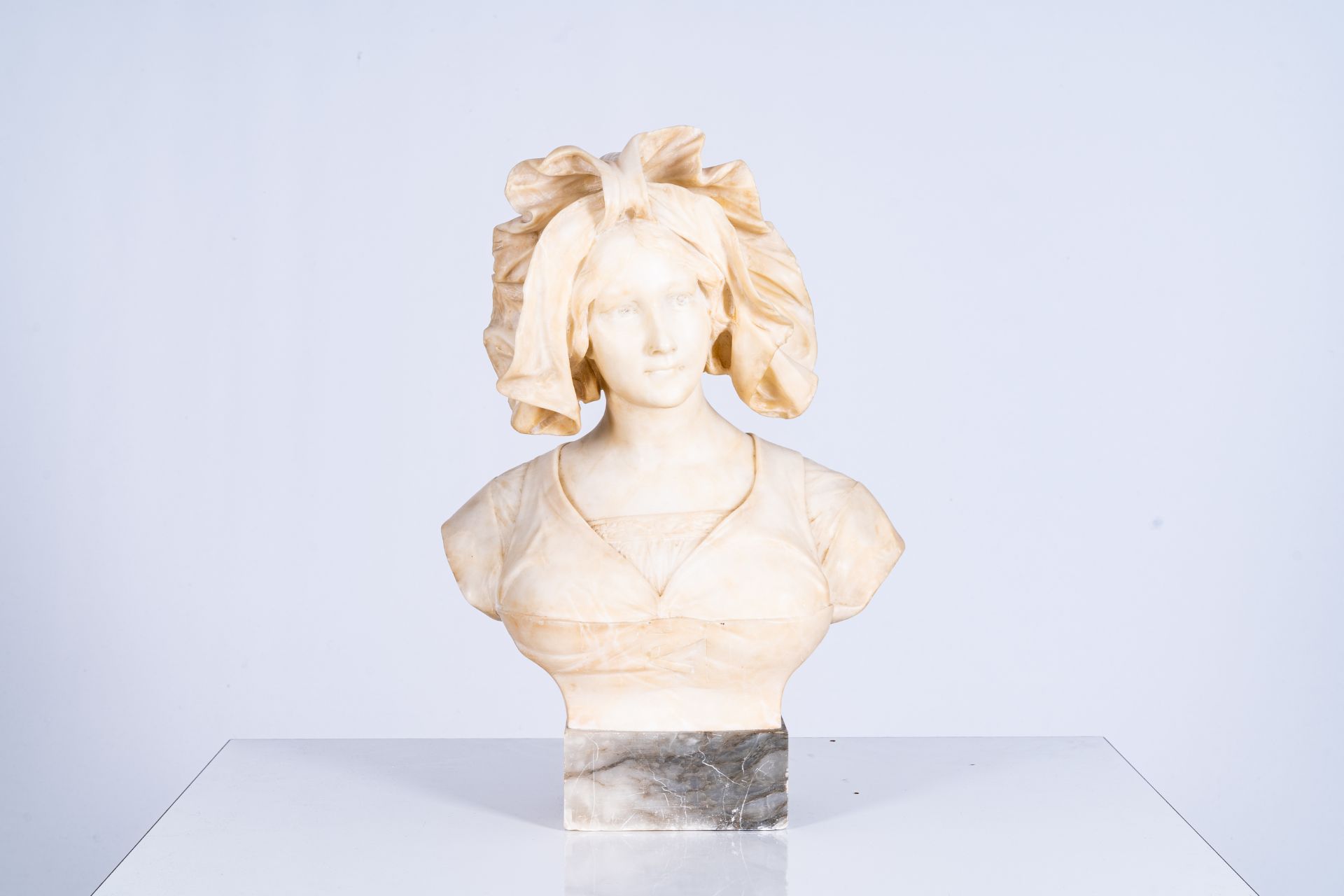 Pietro Ceccarelli (1888-1949): Bust of a lady, alabaster, Firenze - Image 2 of 9