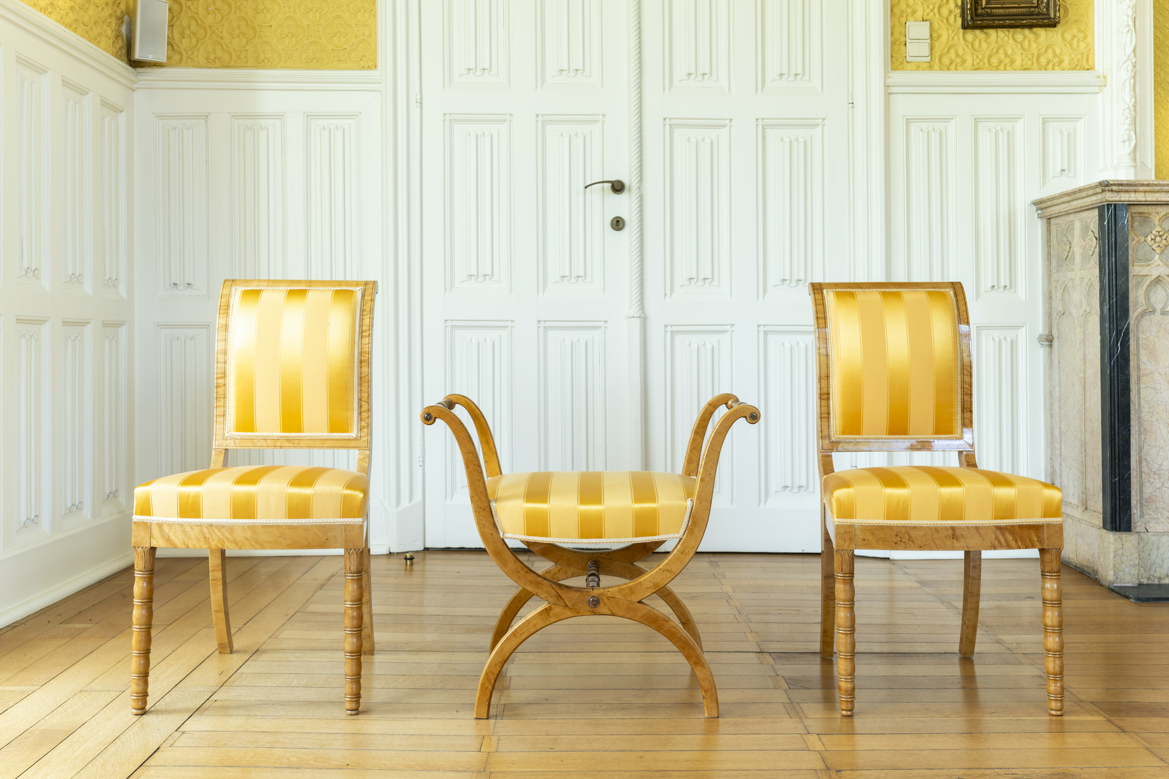 A 13-piece Biedermeier salon set comprising 3 sofas, 8 chairs and 2 footstools with yellow silk upho - Image 29 of 34