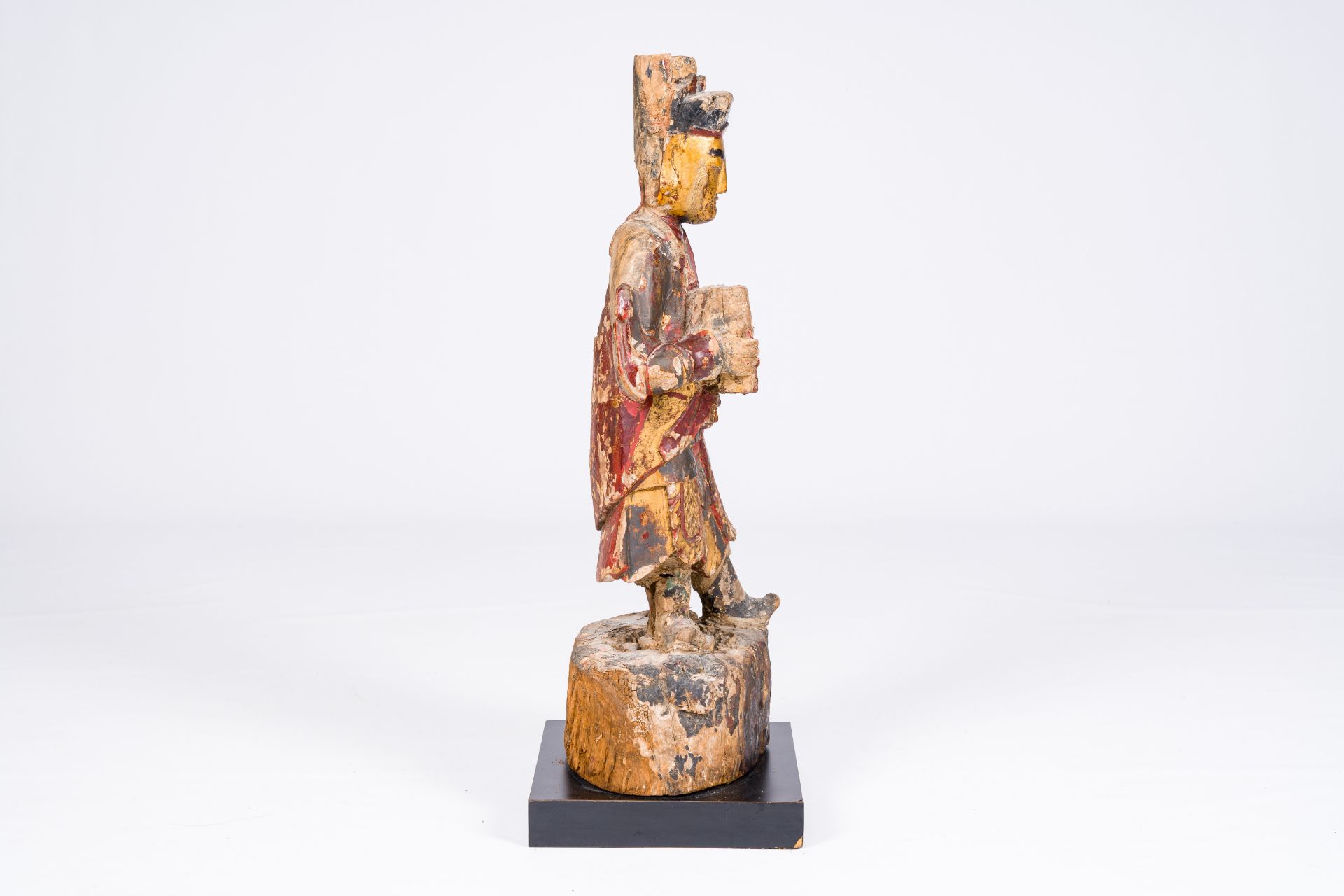 A Chinese gilt and polychromed wood sculpture of a guardian, Qing - Bild 4 aus 6