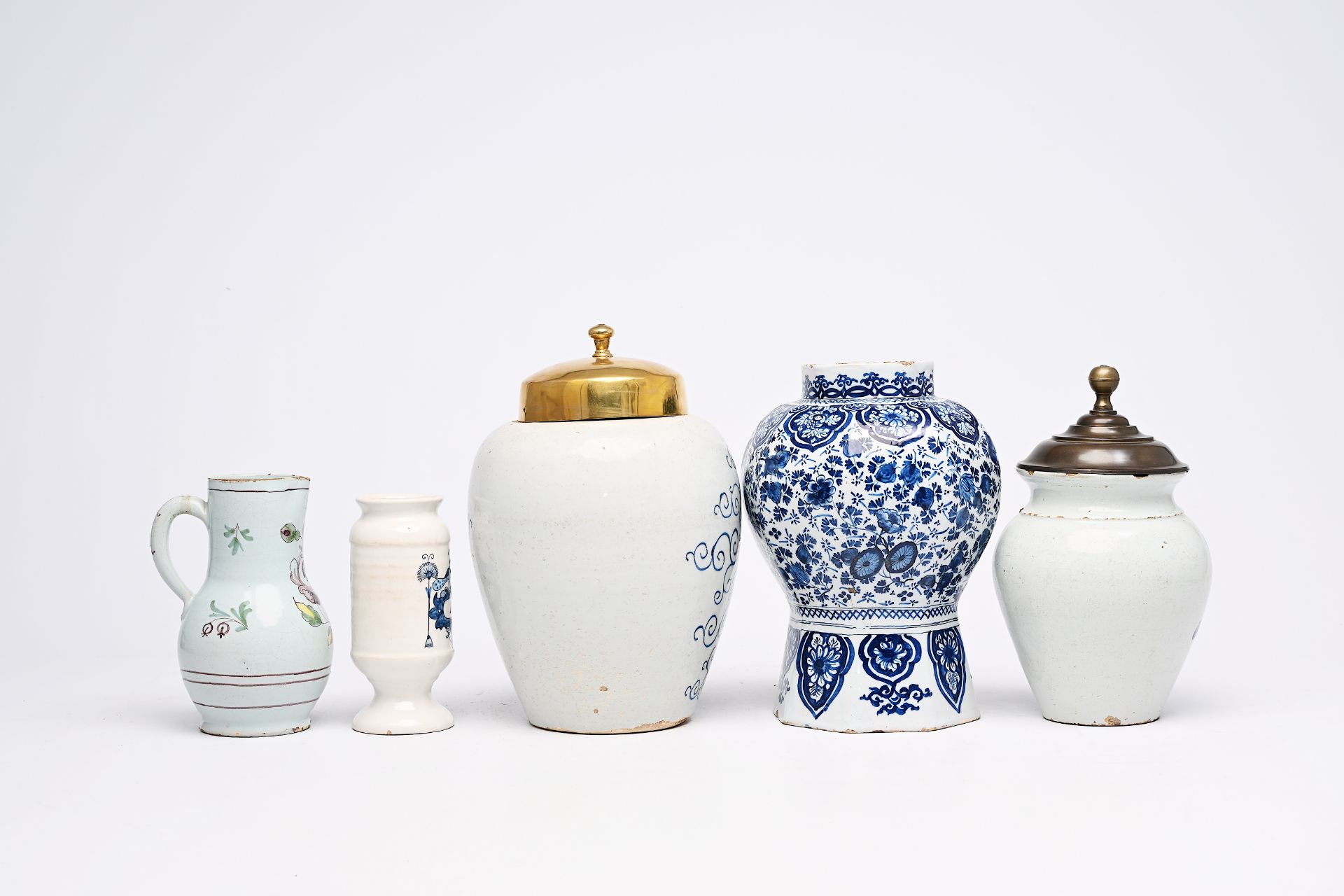 A varied collection of Dutch Delft and French blue and white potter, 18th/19th C. - Image 5 of 8