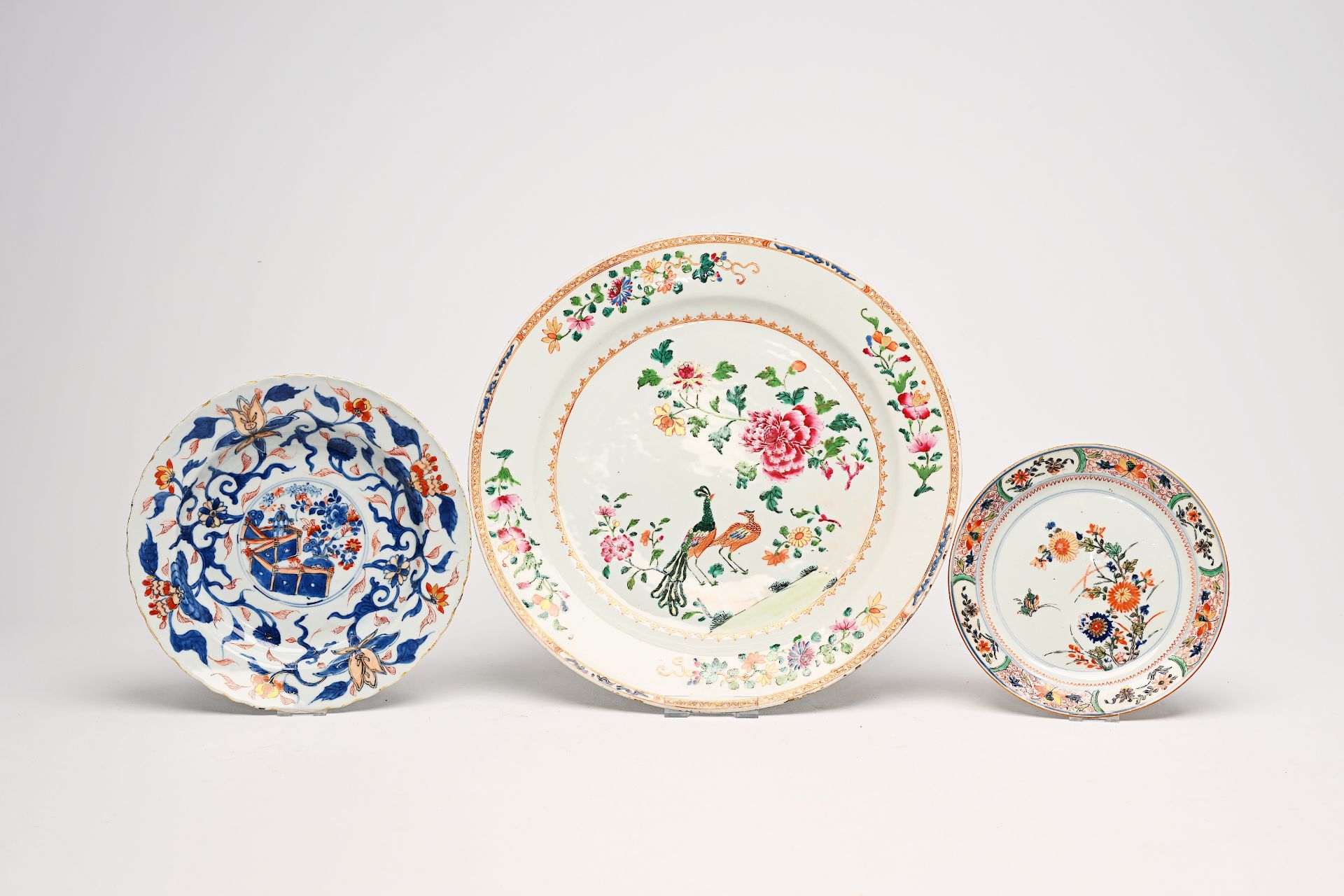 A varied collection of Chinese famille rose, blue, white and Imari style porcelain with landscapes a - Bild 2 aus 10