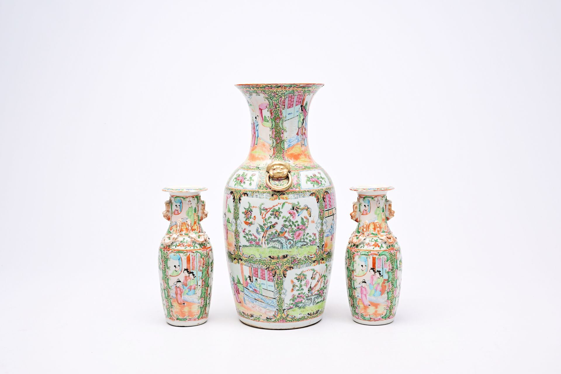 A varied collection of Chinese famille rose, verte and blue and white porcelain, 19th/20th C. - Bild 6 aus 48