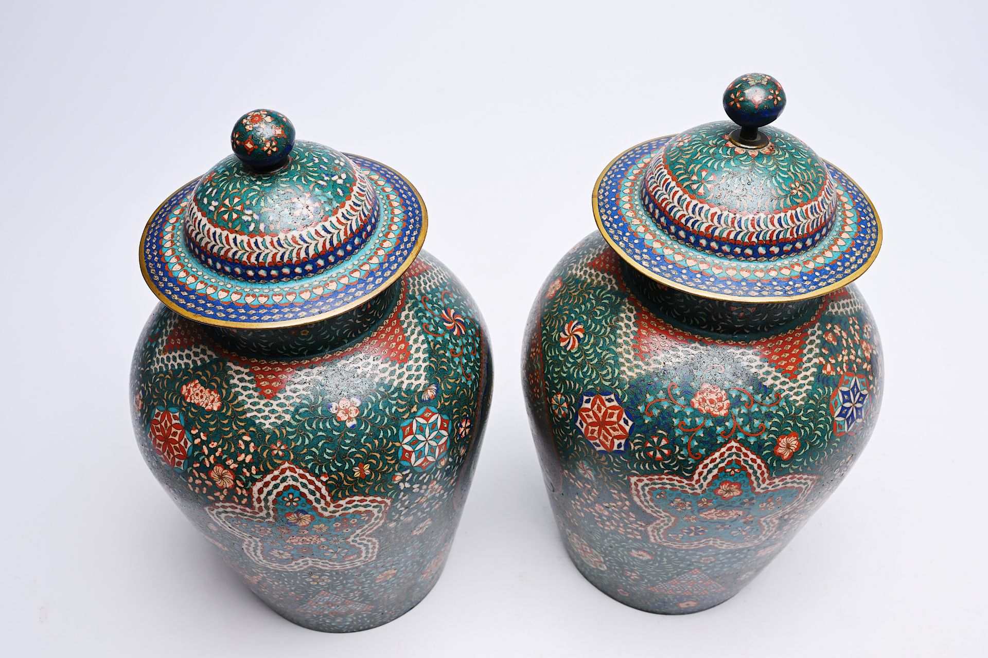 A pair of Japanese cloisonne 'dragon and samurai' vases and covers, Meiji, ca. 1900 - Bild 4 aus 6