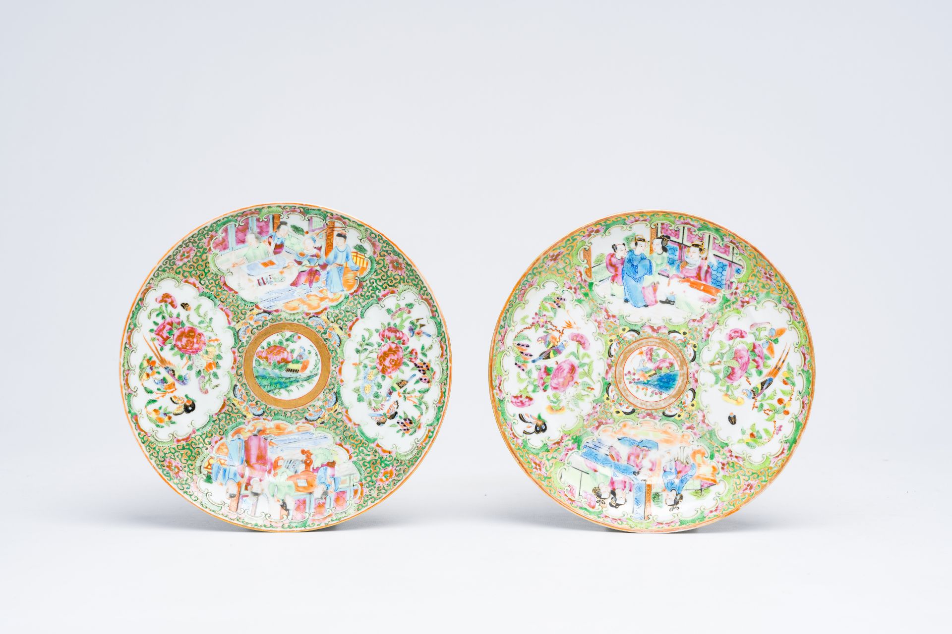 Two Chinese Canton famille rose vases and two plates, 19th C. - Bild 2 aus 10
