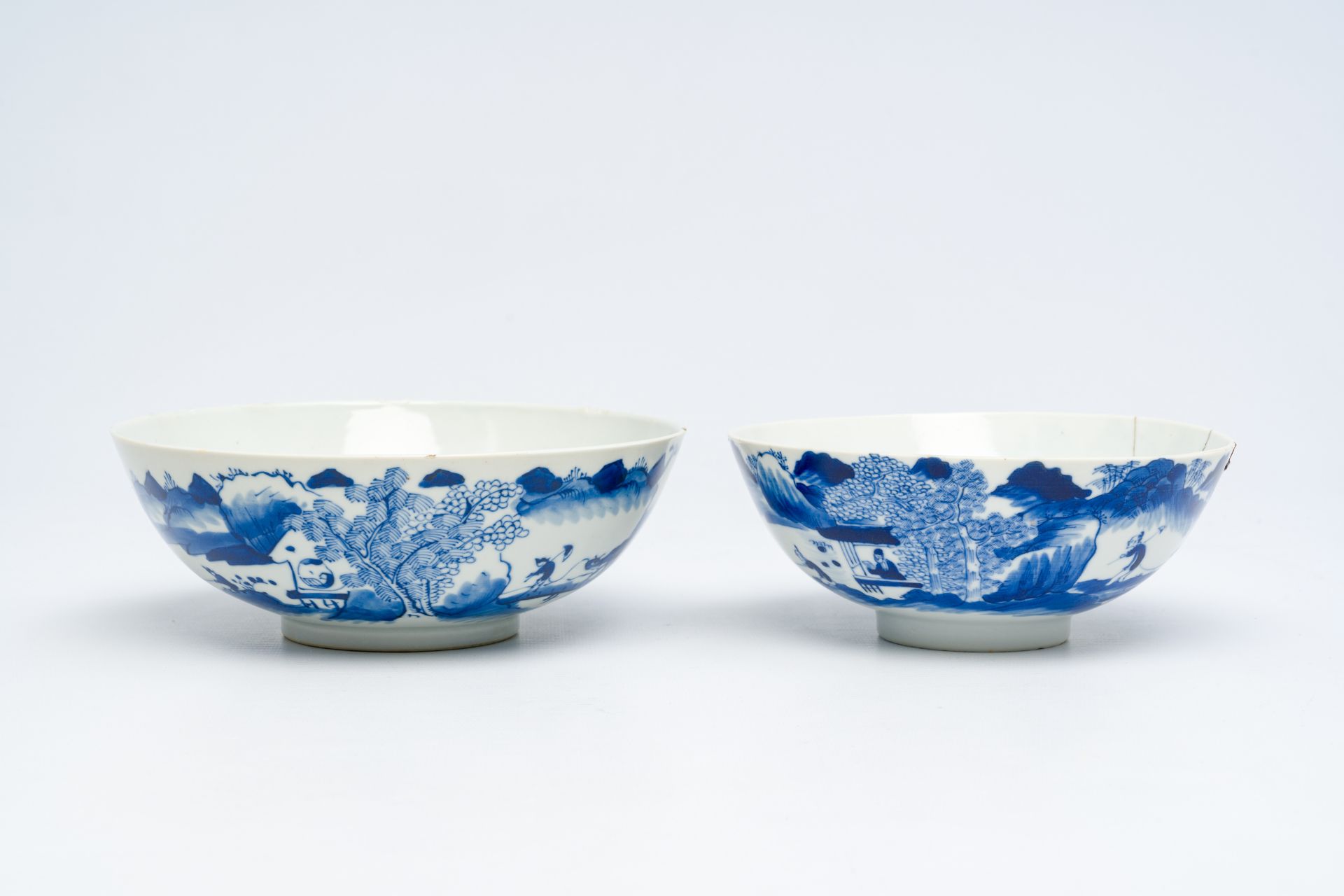 Two Chinese blue and white 'animated landscape' bowls, 19th C. - Bild 2 aus 14