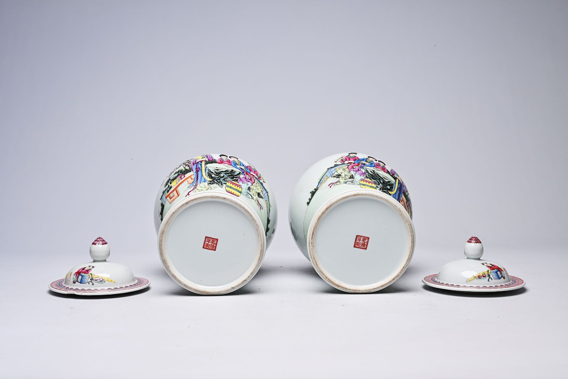 A pair of Chinese famille rose vases and covers with ladies on a terrace, Qianlong mark, Republic, 2 - Bild 8 aus 16