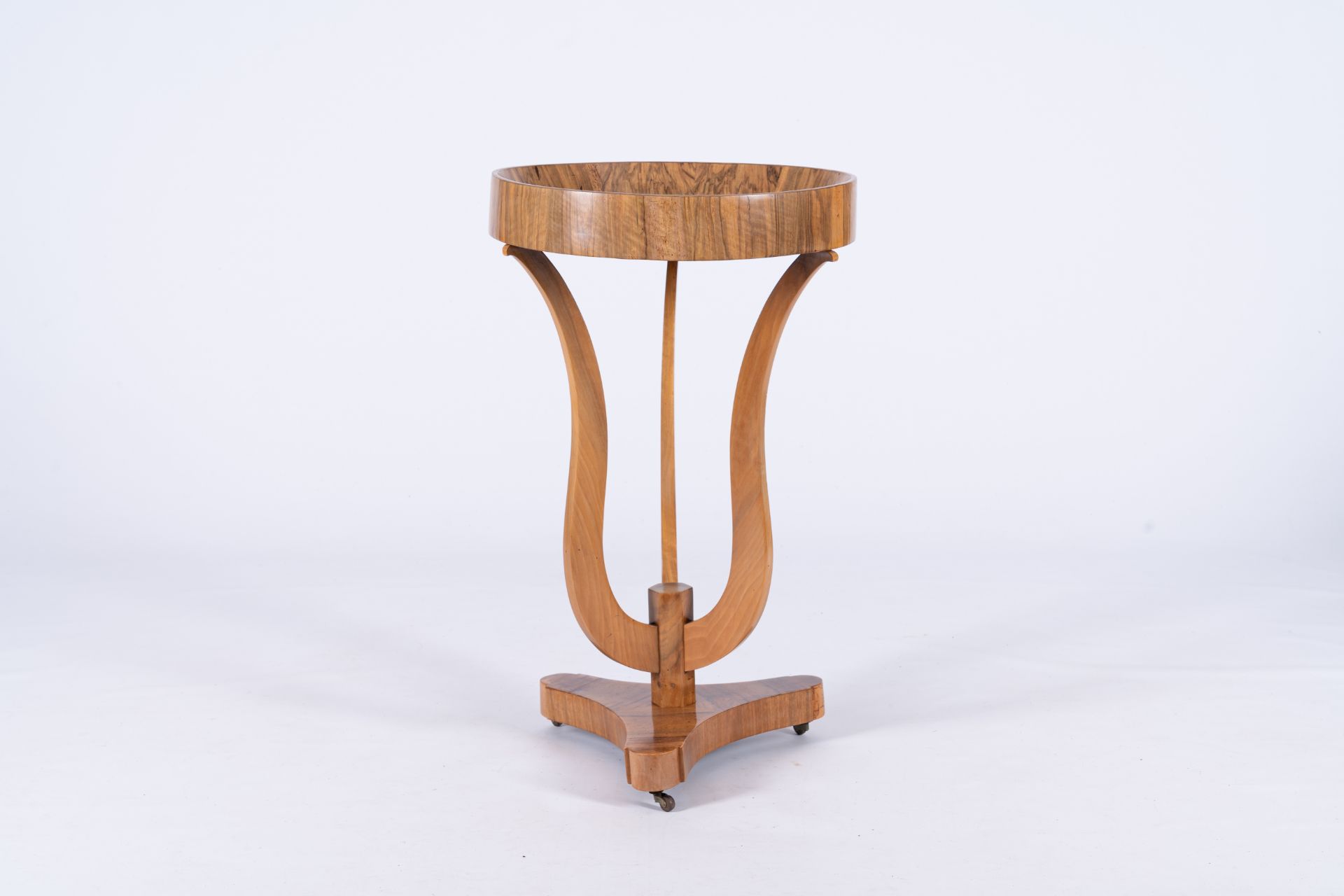 A round wood Art Deco side table or gueridon, 20th C. - Bild 2 aus 7