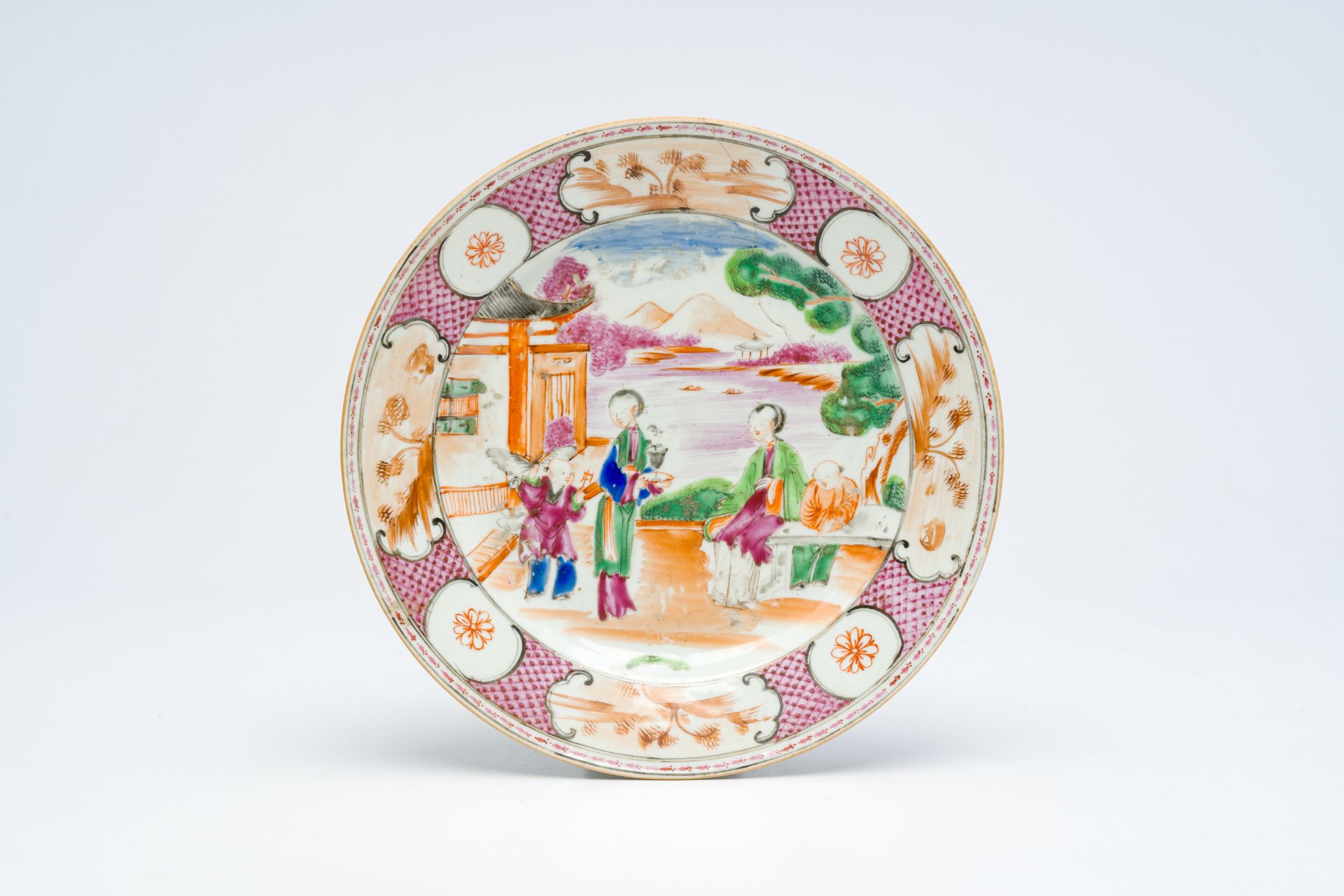 Four Chinese famille rose 'mandarin subject' wares, Qianlong - Bild 2 aus 10