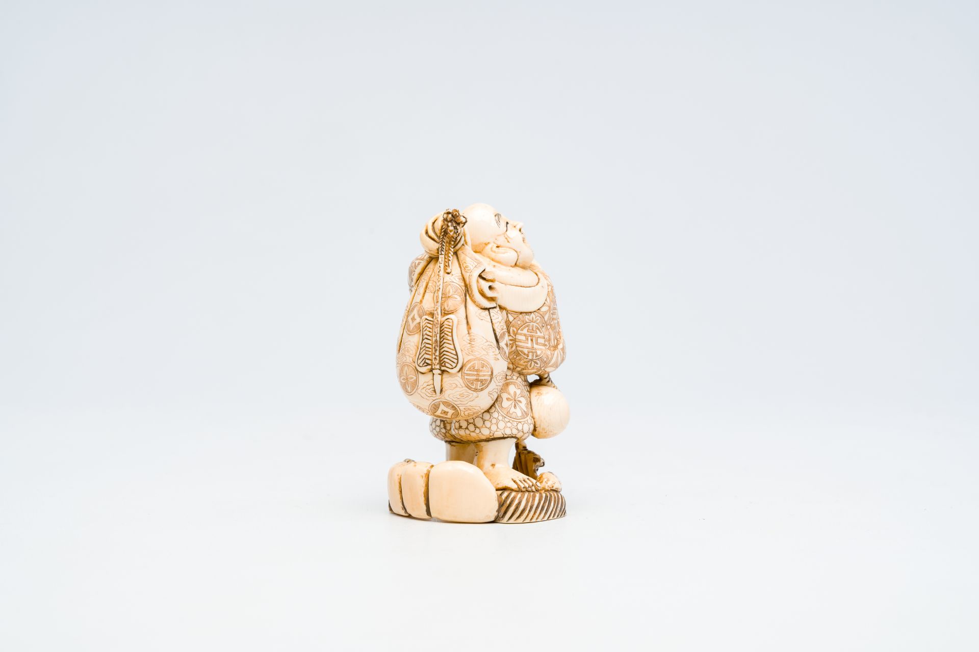A Japanese ivory 'Happy Bouddha' okimono, signed, Meiji, late 19th C. - Bild 5 aus 7