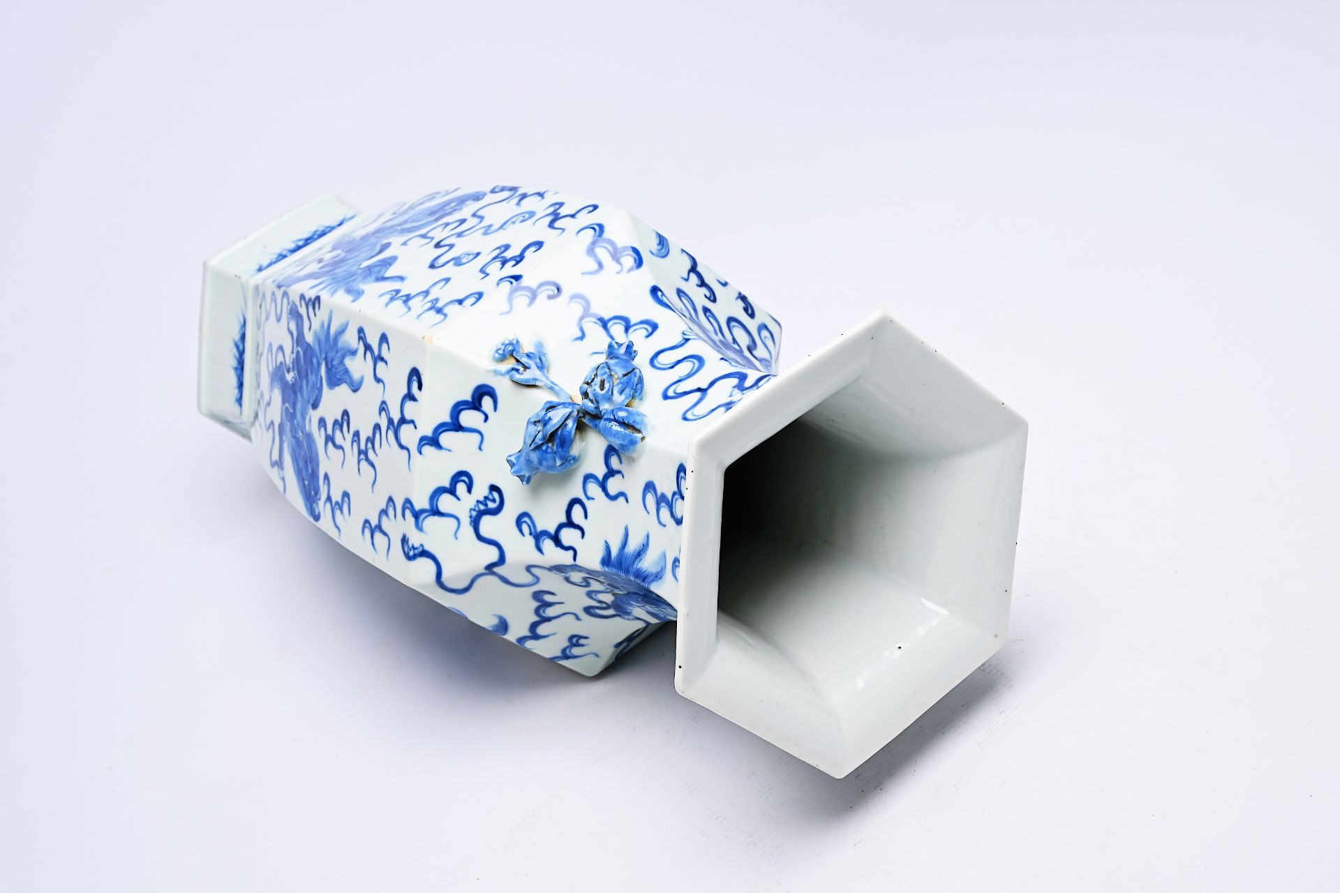 A hexagonal Chinese blue and white 'Buddhist lions' vase, 19th C. - Image 17 of 20