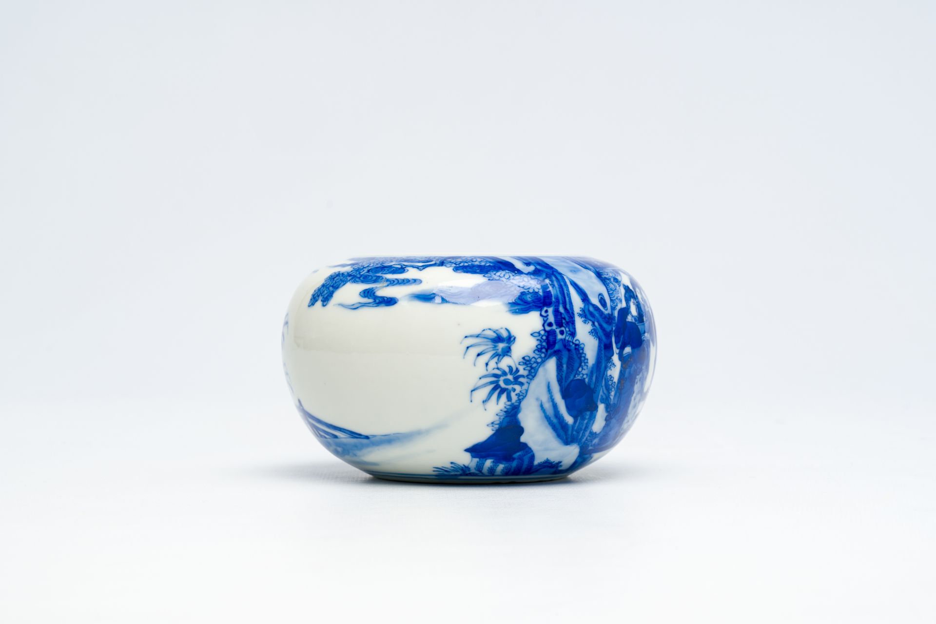 A fine Chinese blue and white brush washer with an animated scene all around, Kangxi mark, 19th C. - Bild 10 aus 14