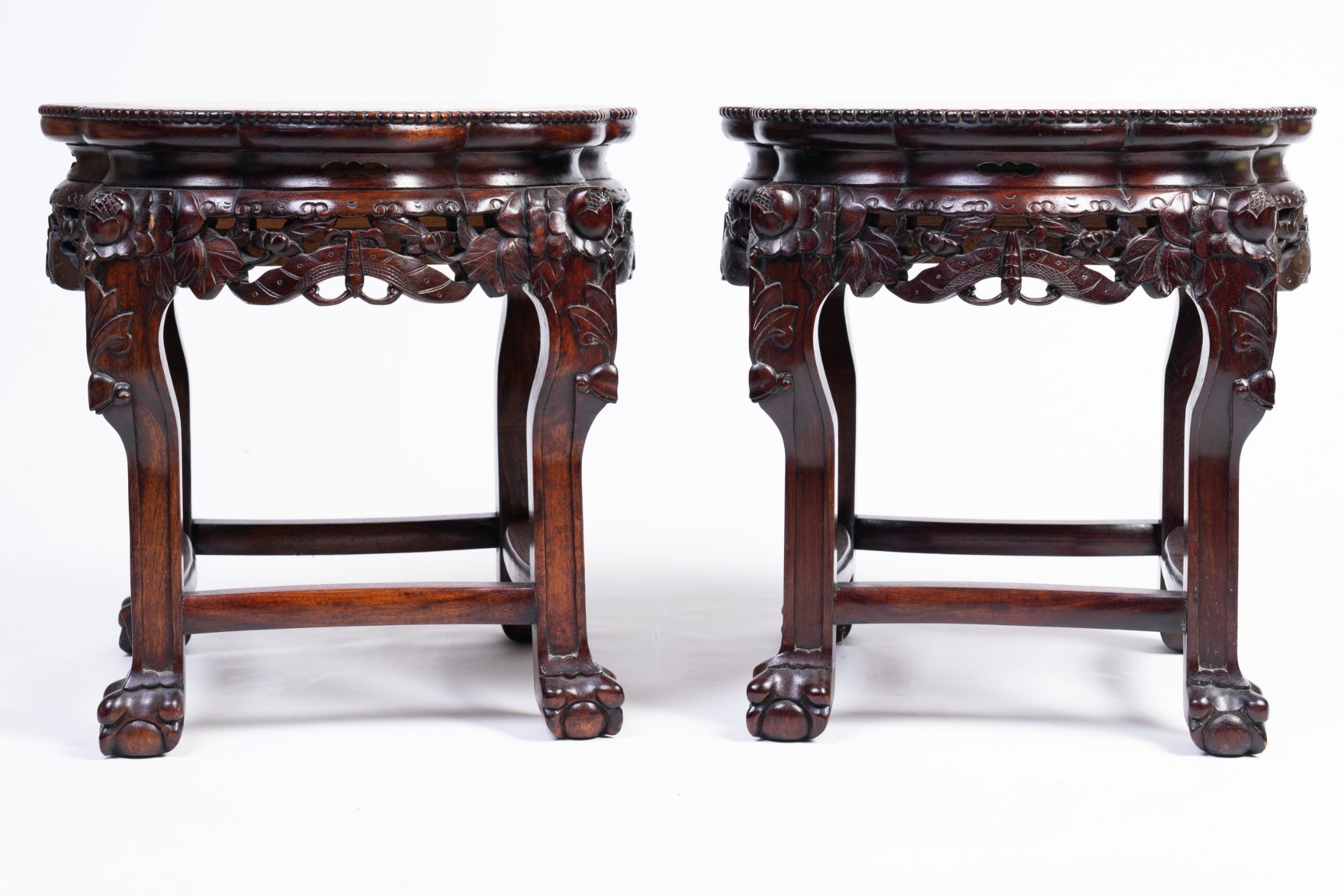 A pair of Chinese reticulated hardwood stands with marble tops, 20th C. - Bild 3 aus 3