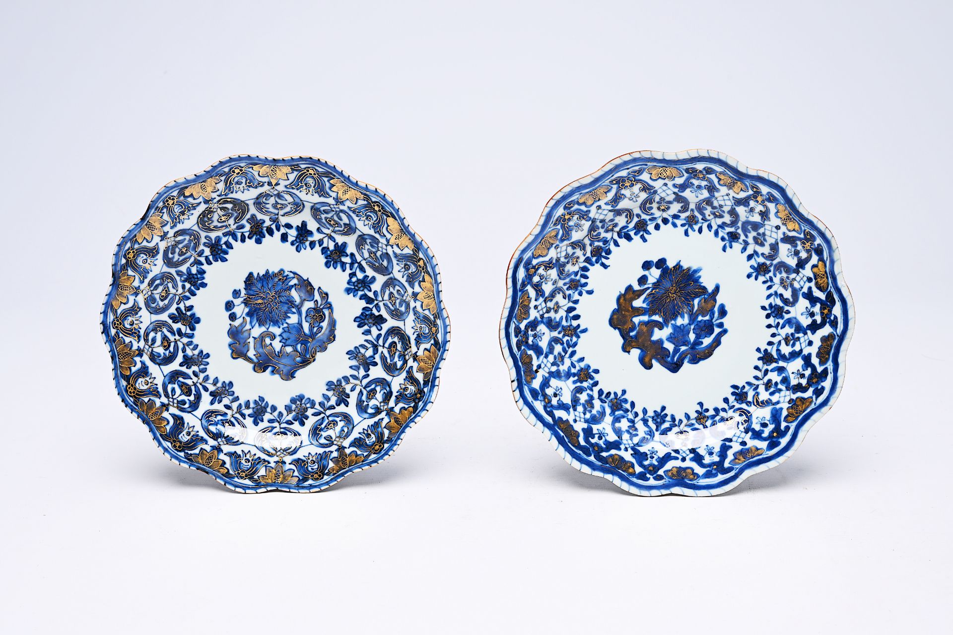 A pair of Chinese lobed blue, white and gilt plates with floral design, Qianlong - Bild 2 aus 4