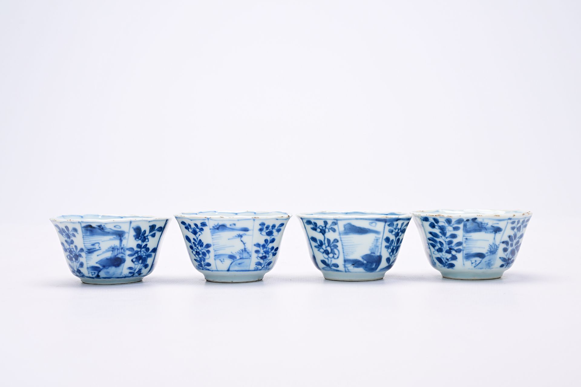 Four Chinese blue and white cups and saucers with floral design and landscapes, Kangxi - Bild 3 aus 12