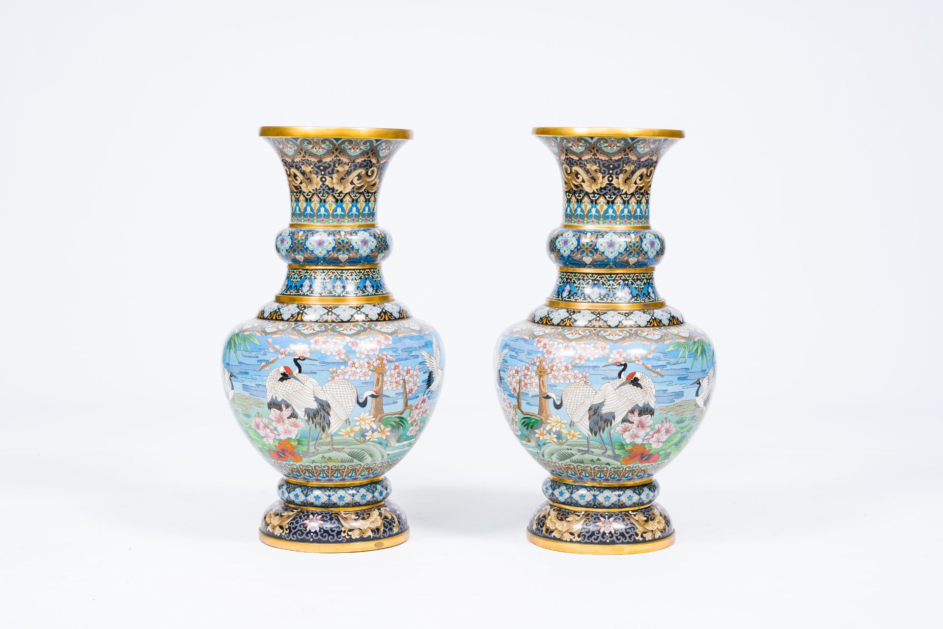 A pair of large Chinese cloisonne 'cranes' vases, 20th C. - Image 4 of 10