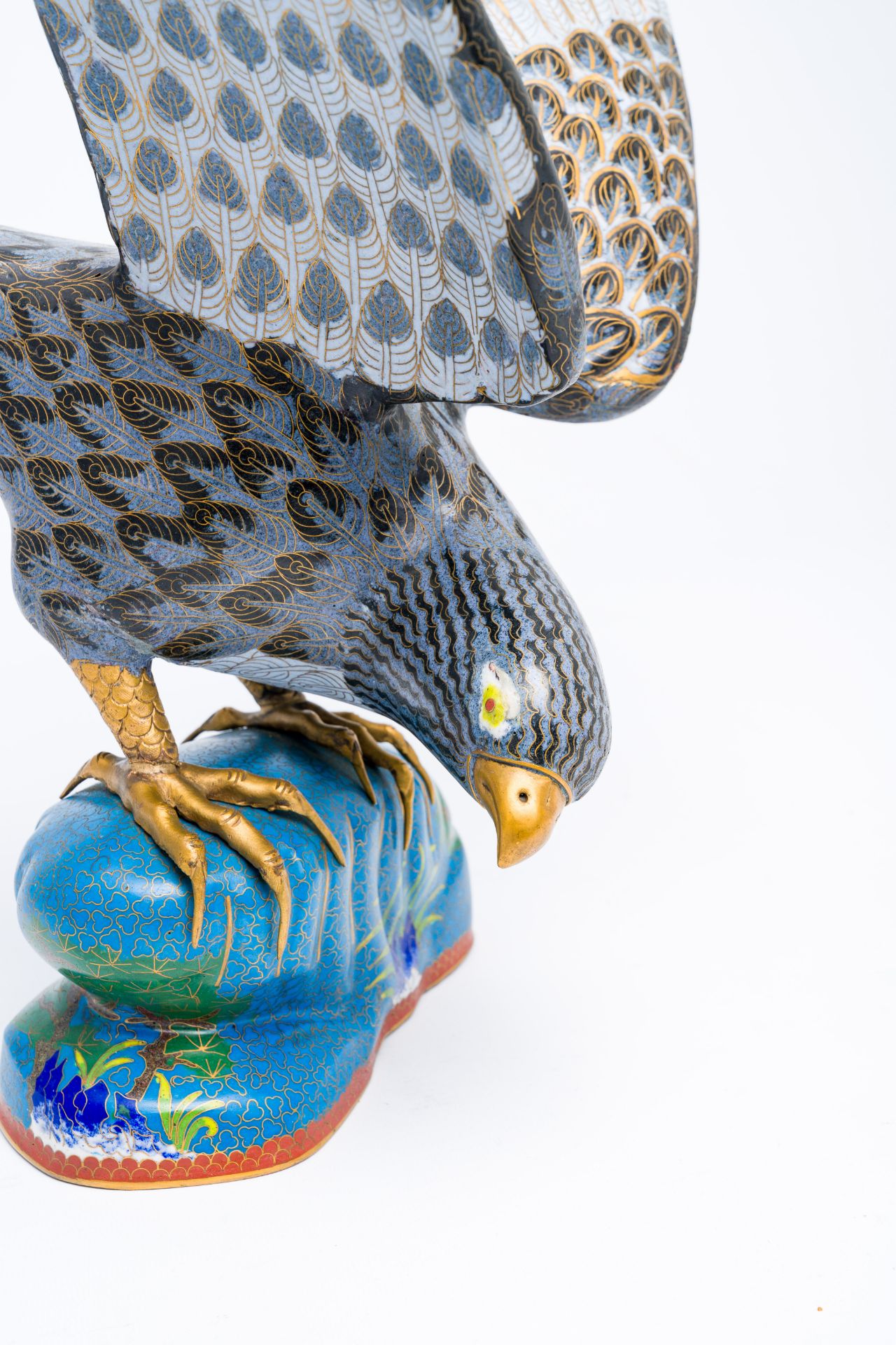 A large Chinese cloisonne model of a hawk, 20th C. - Image 8 of 9