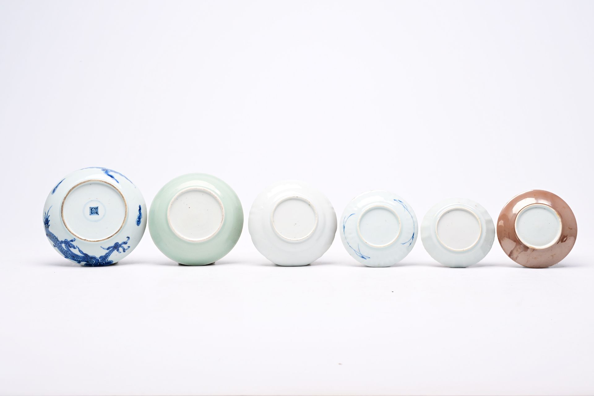 A varied collection of Chinese blue, white, famille rose and Imari style porcelain, 18th C. and late - Image 5 of 14