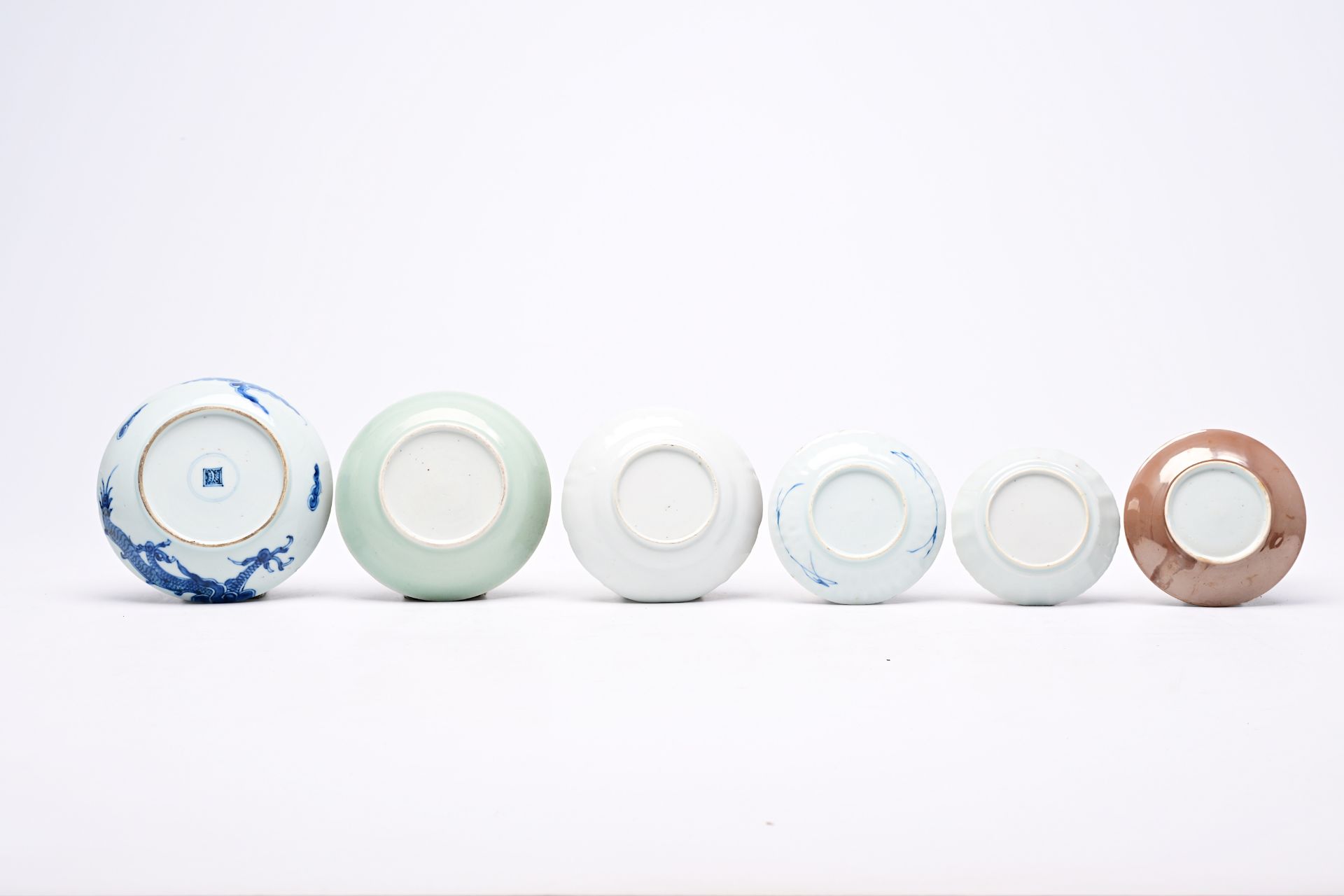 A varied collection of Chinese blue, white, famille rose and Imari style porcelain, 18th C. and late - Bild 5 aus 14