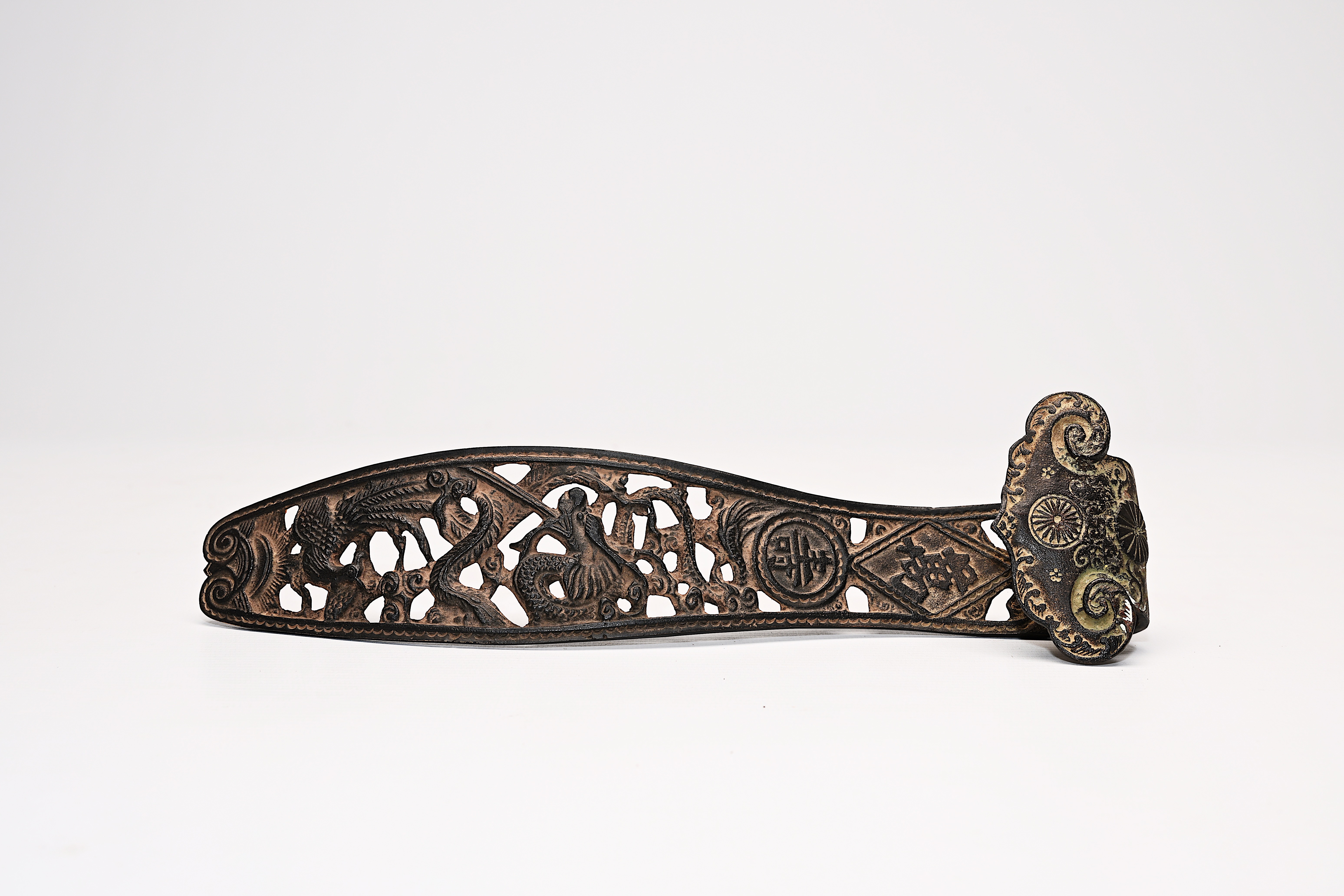 A Chinese bronze 'bamboo' plaque, a jade stamp and a bronze ruyi sceptre, 20th C. - Image 3 of 4
