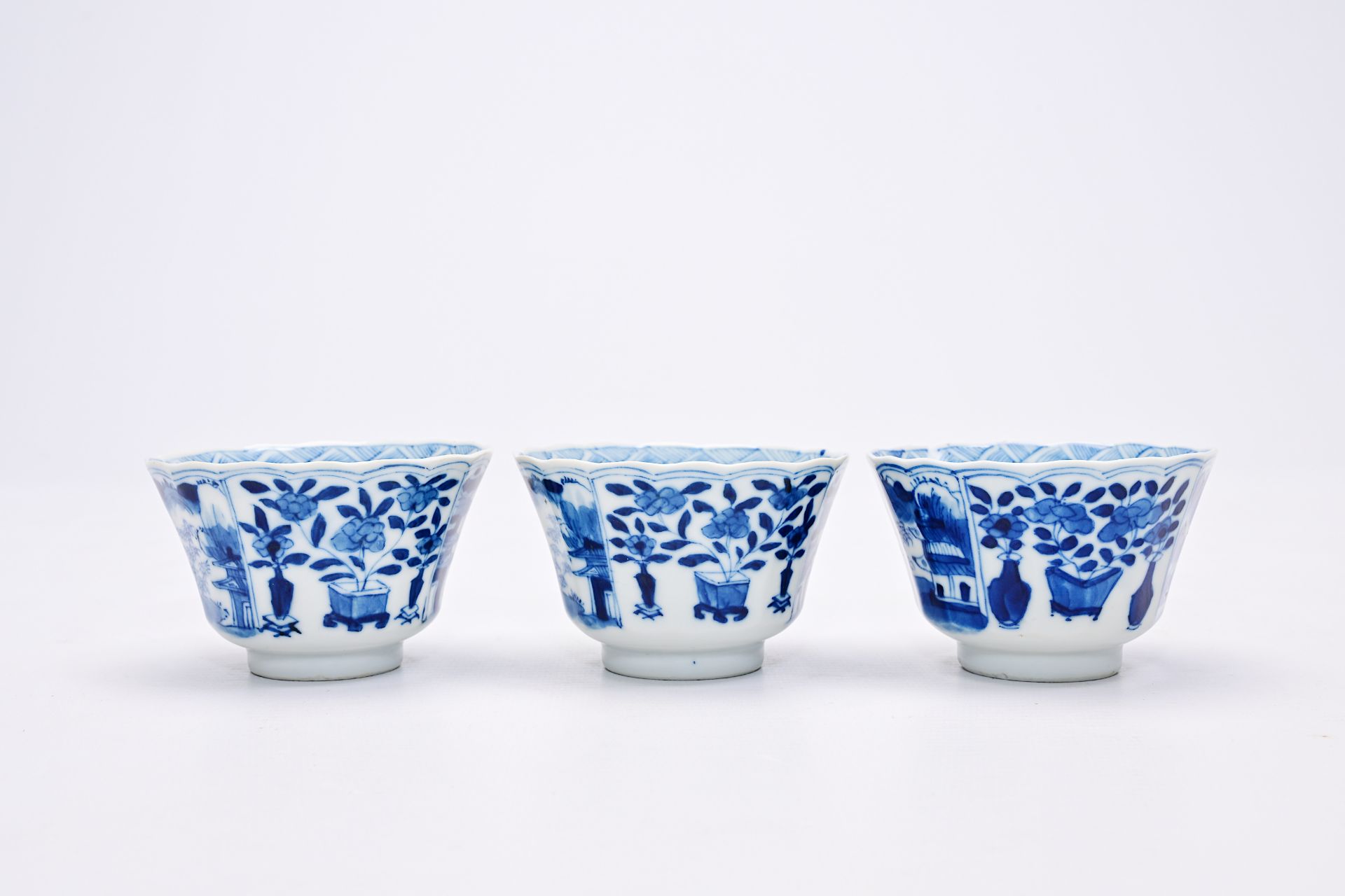 A varied collection of Chinese blue and white porcelain with floral design and figures in a landscap - Bild 13 aus 22