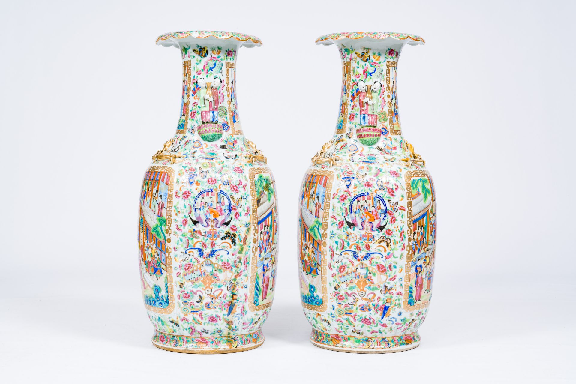 A pair of large ribbed Chinese Canton famille rose vases with palace scenes and the Hehe Er Xian twi - Bild 2 aus 6