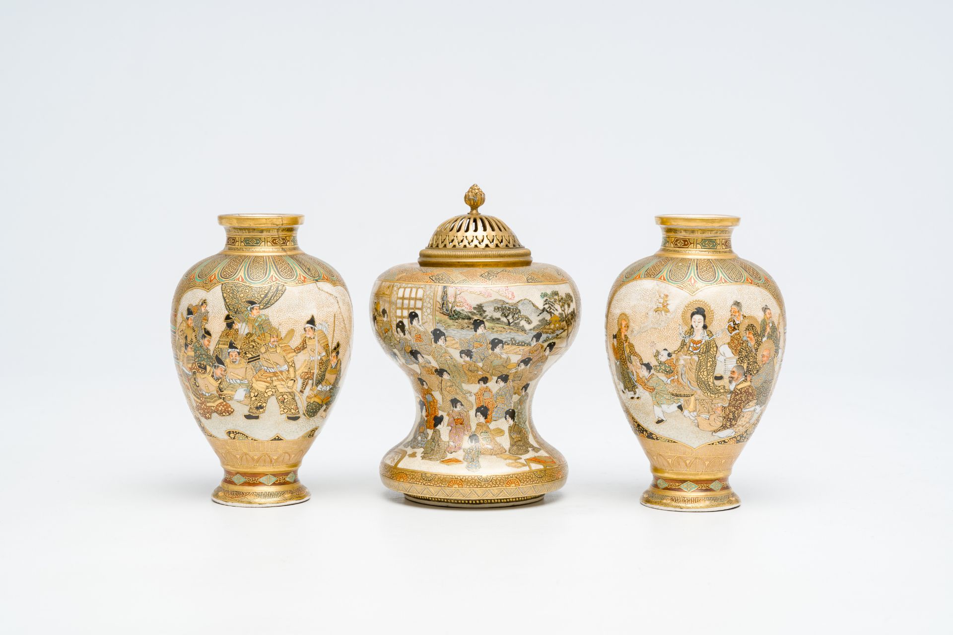 Two Japanese Satsuma vases and an incense burner and cover with figurative design, Meiji, 19th C. - Bild 4 aus 7