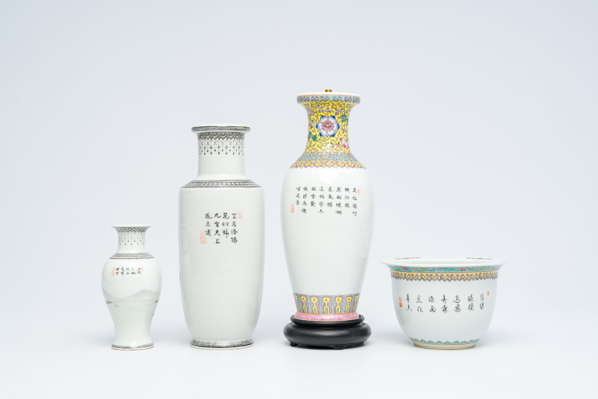 Nine various Chinese famille rose and iron-red vases, 19th/20th C. - Image 20 of 34