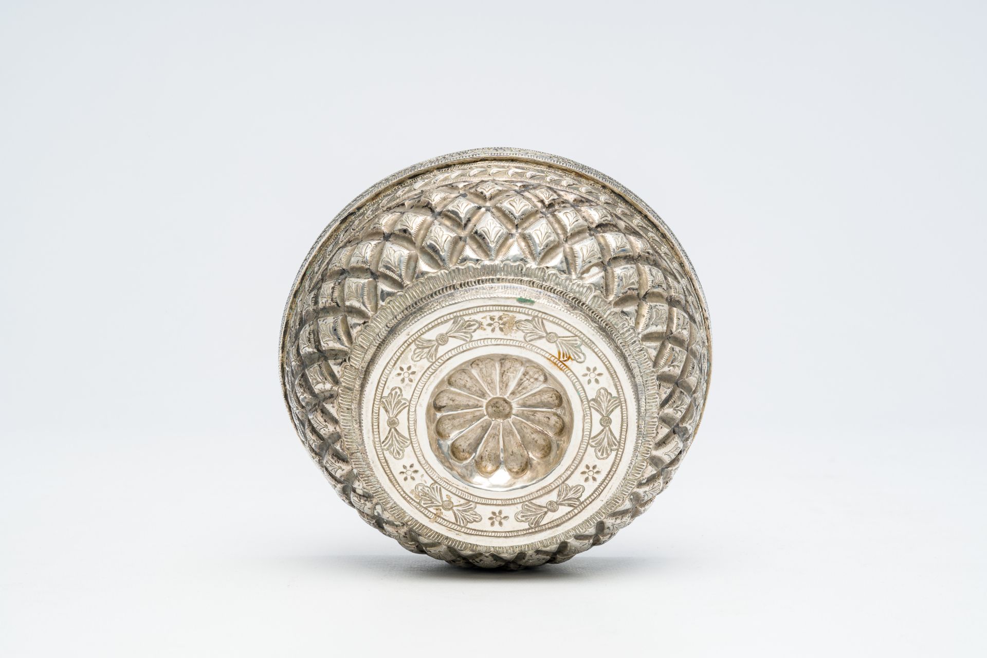 A Southeast Asian silver bowl, probably Laos or Sri Lanka, 19th/20th C. - Image 7 of 7