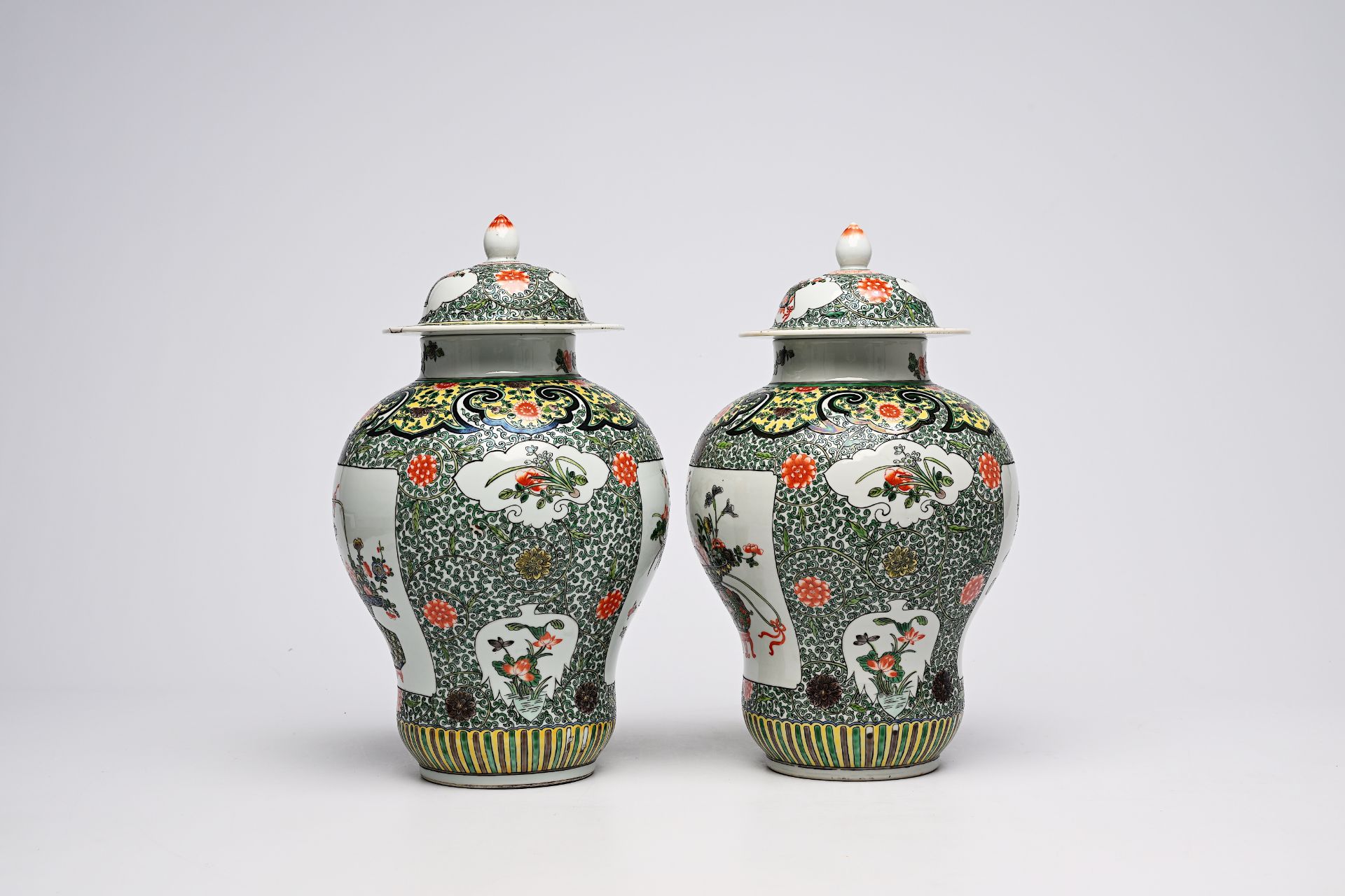 A pair of Chinese famille verte vases and covers with flower baskets and floral design, 19th C. - Image 7 of 16