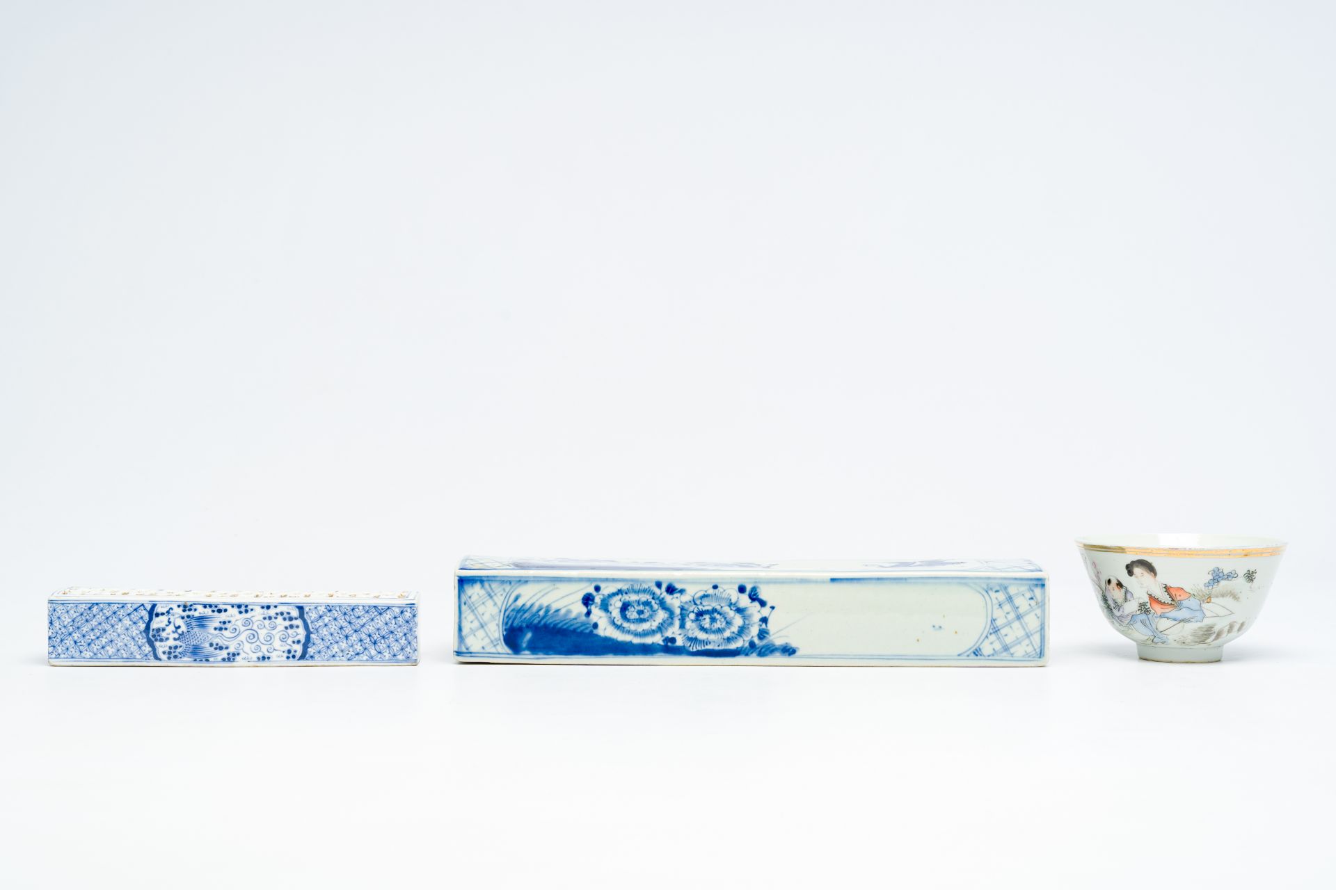 A varied collection of Chinese blue and white, famille rose and verte porcelain, Kangxi and later - Image 8 of 19