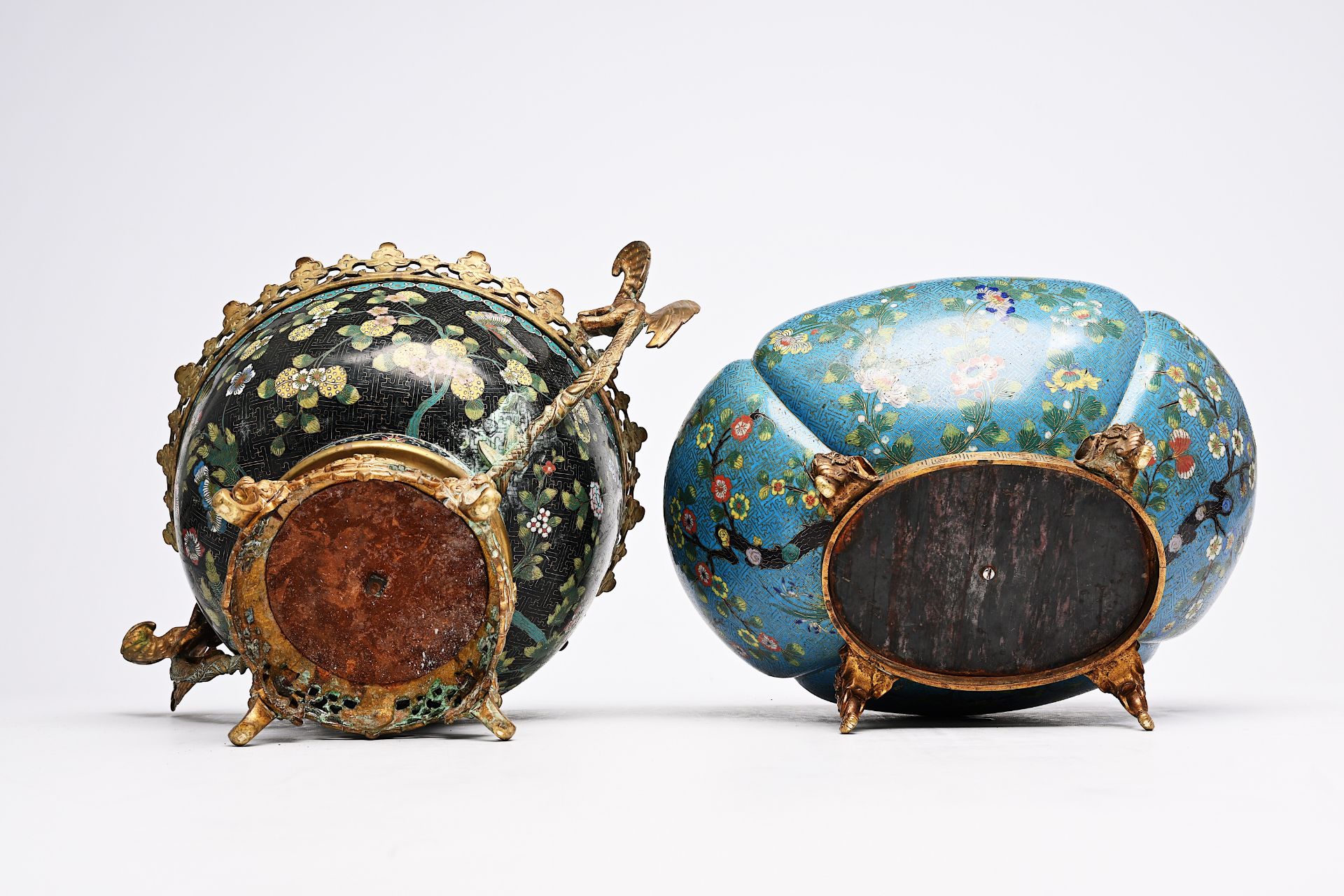 A Chinese cloisonne bowl and a jardiniere with gilt metal mounts, 19th C. - Image 6 of 11