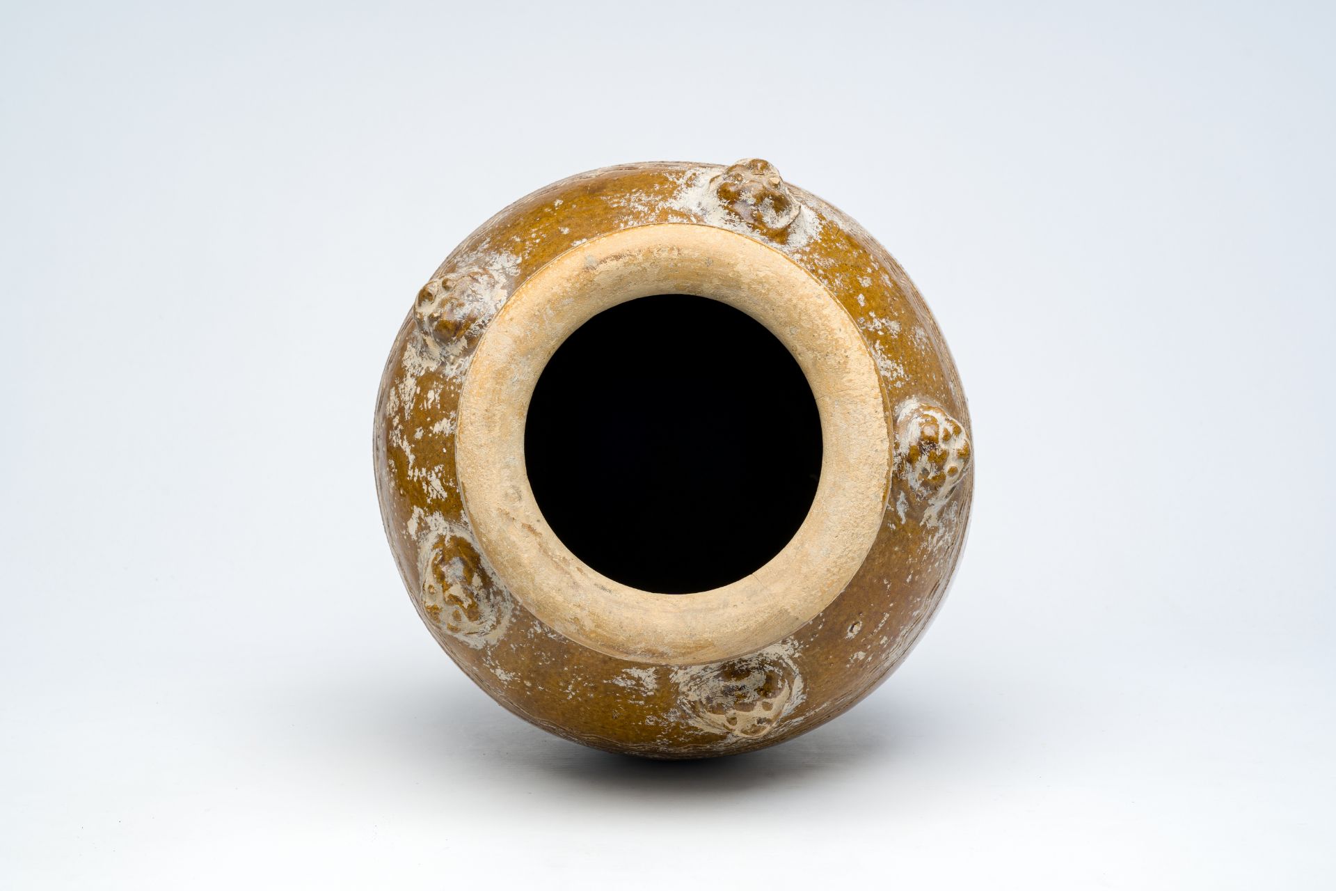 A Chinese stoneware martaban jar with incised design, 19th C. - Image 5 of 6