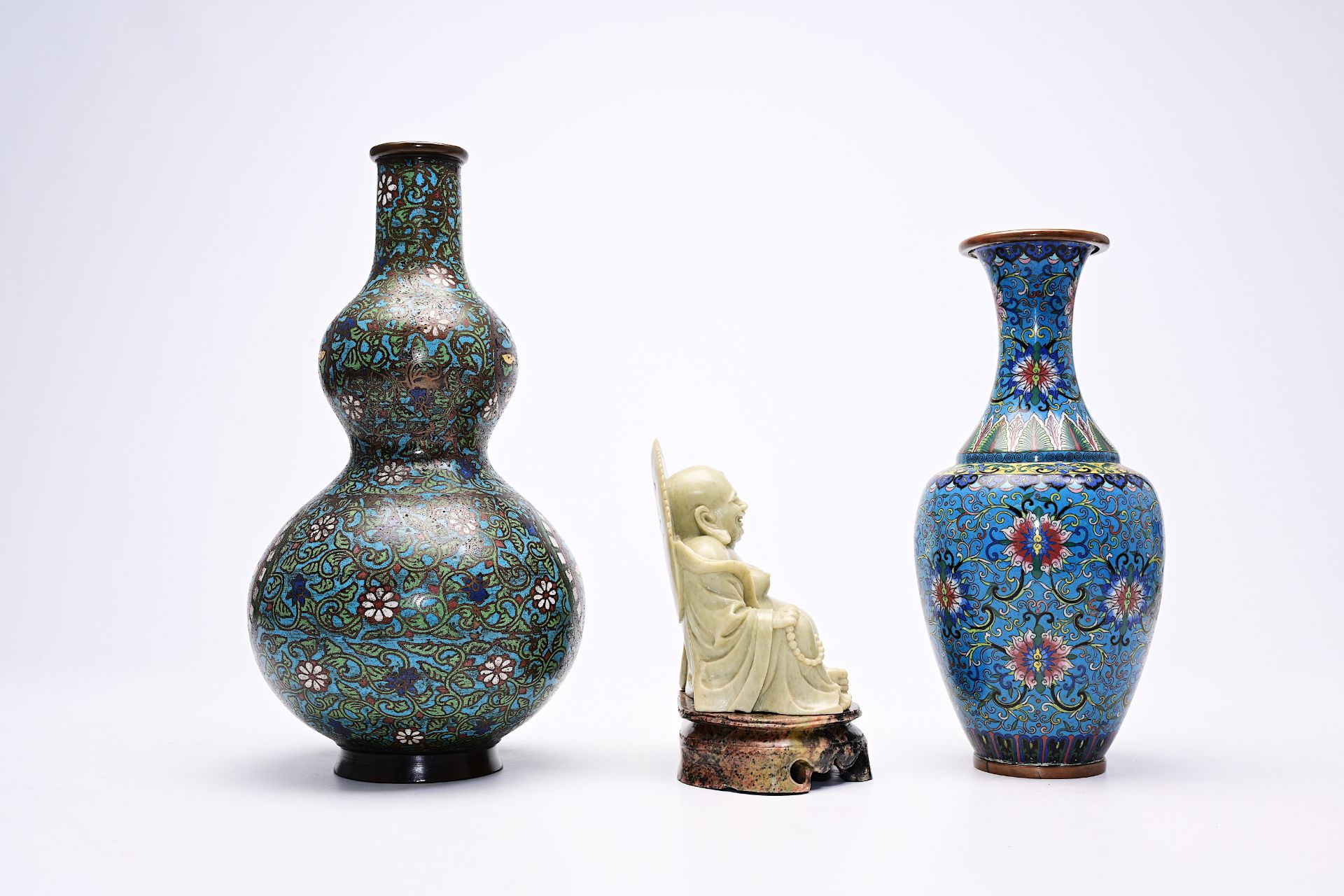 Two cloisonne and champleve vases and a soapstone figure of Buddha, China and Japan, 19th/20th C. - Bild 5 aus 7