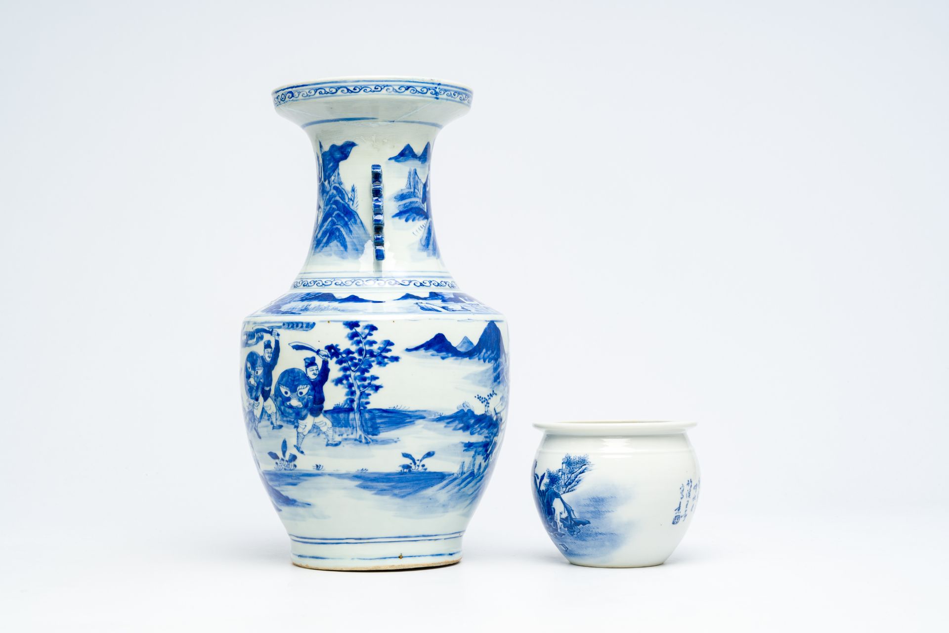 A Chinese blue and white vase and a jardiniere with Li Bai, 19th/20th C. - Bild 3 aus 7
