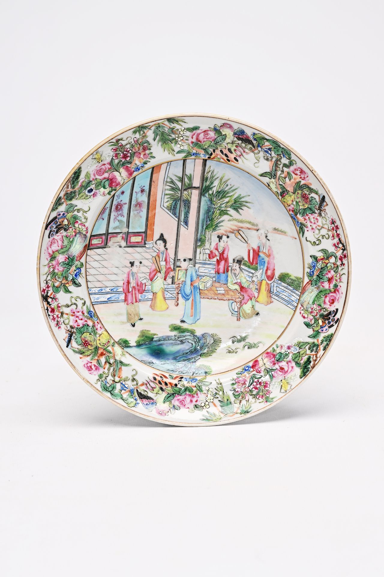A fine Chinese Canton famille rose plate with a scholar at his desk, 19th C. - Bild 3 aus 4
